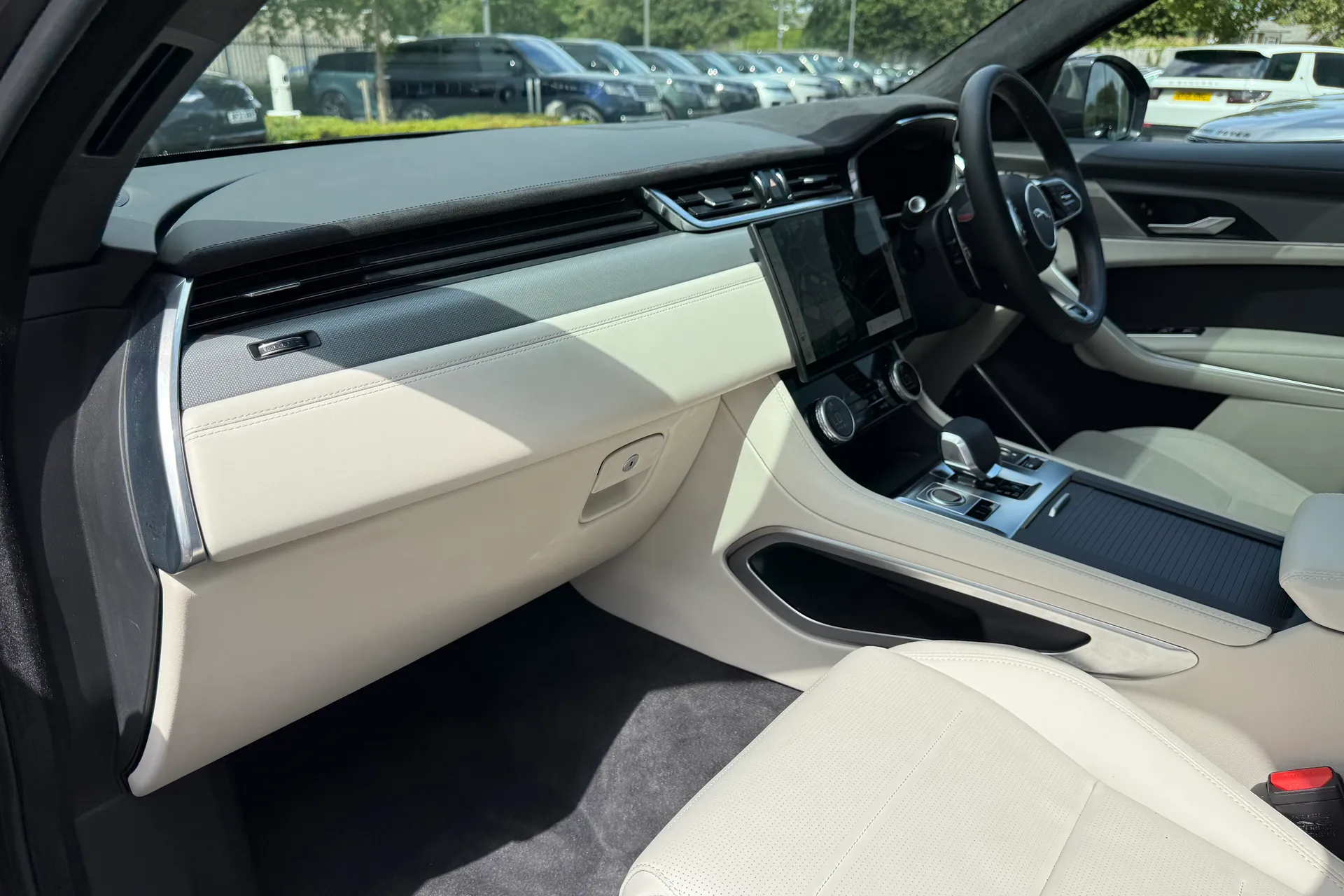 Jaguar F-PACE thumbnail image number 50