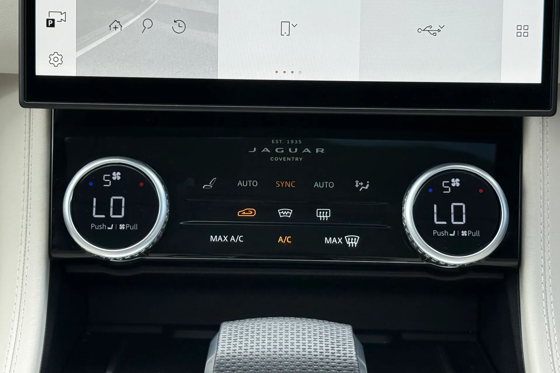 Jaguar F-PACE thumbnail image number 16