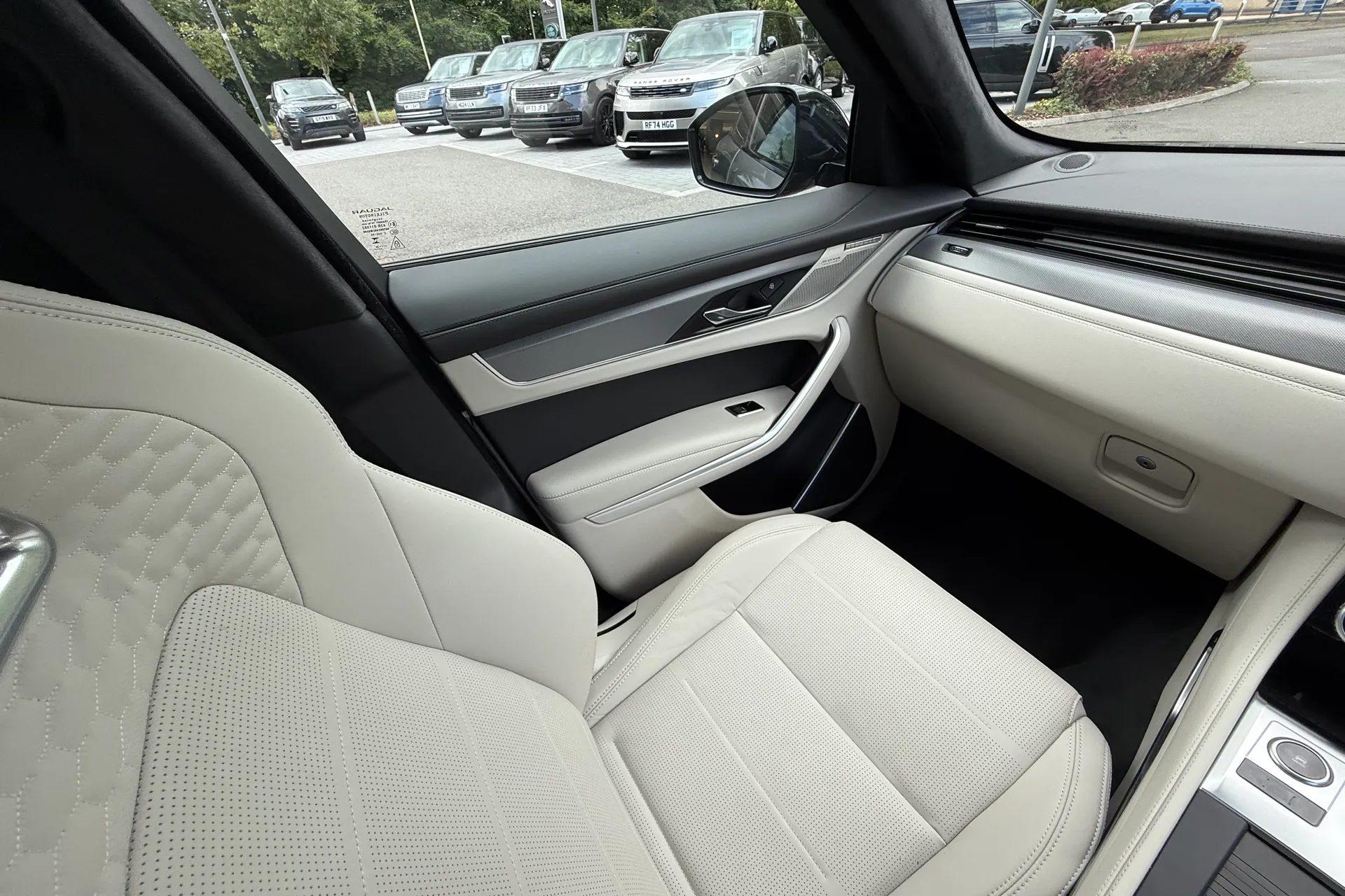Jaguar F-PACE thumbnail image number 13