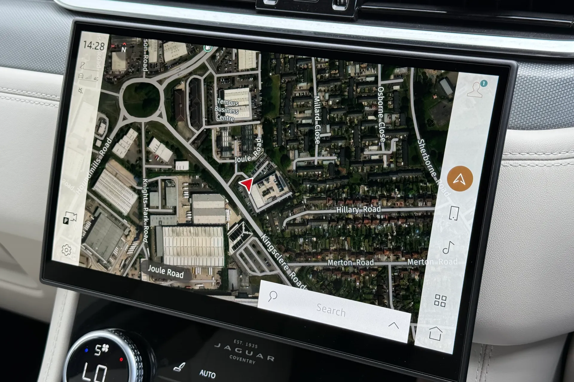 Jaguar F-PACE thumbnail image number 29