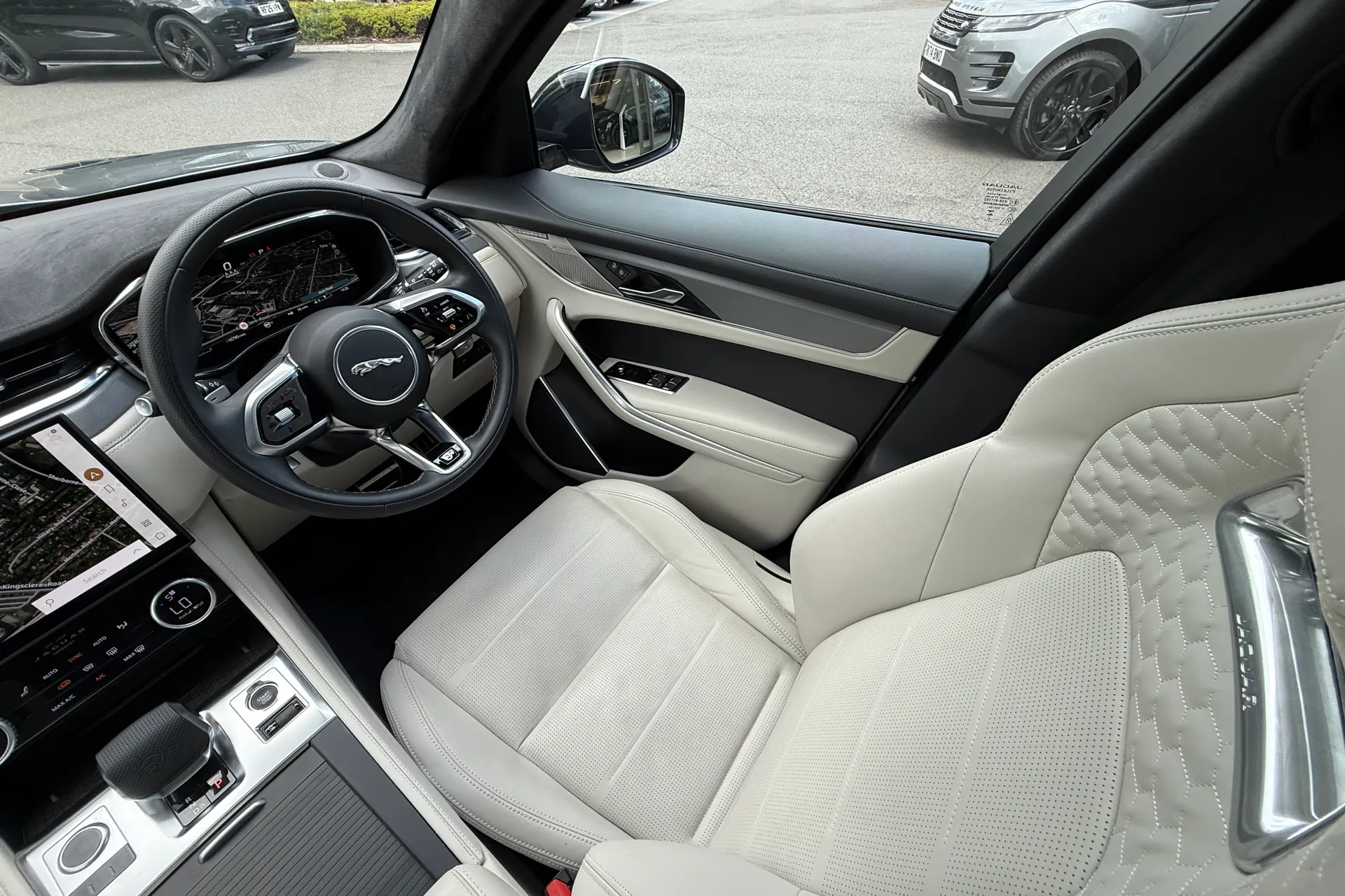 Jaguar F-PACE thumbnail image number 14