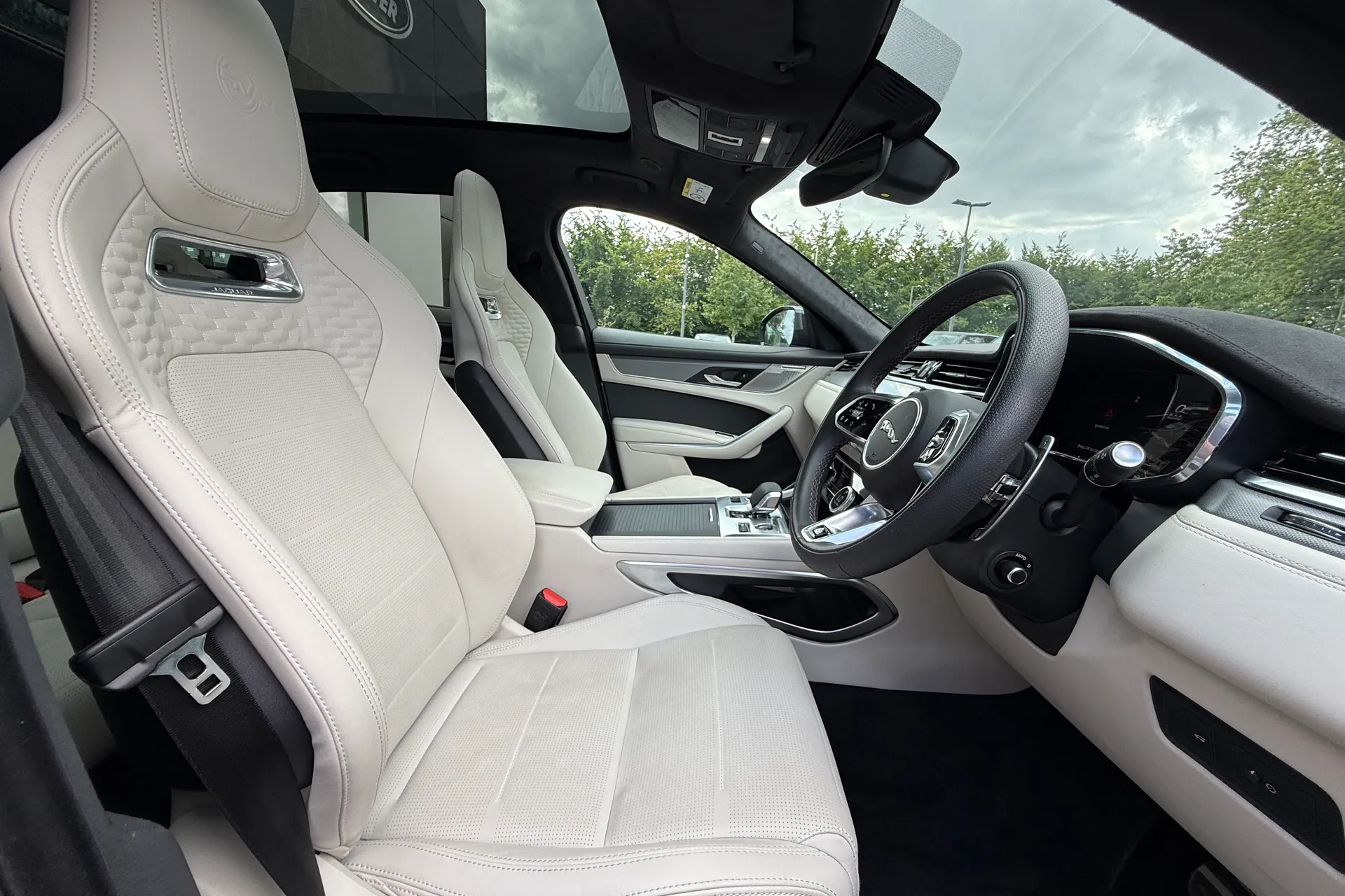 Jaguar F-PACE thumbnail image number 9