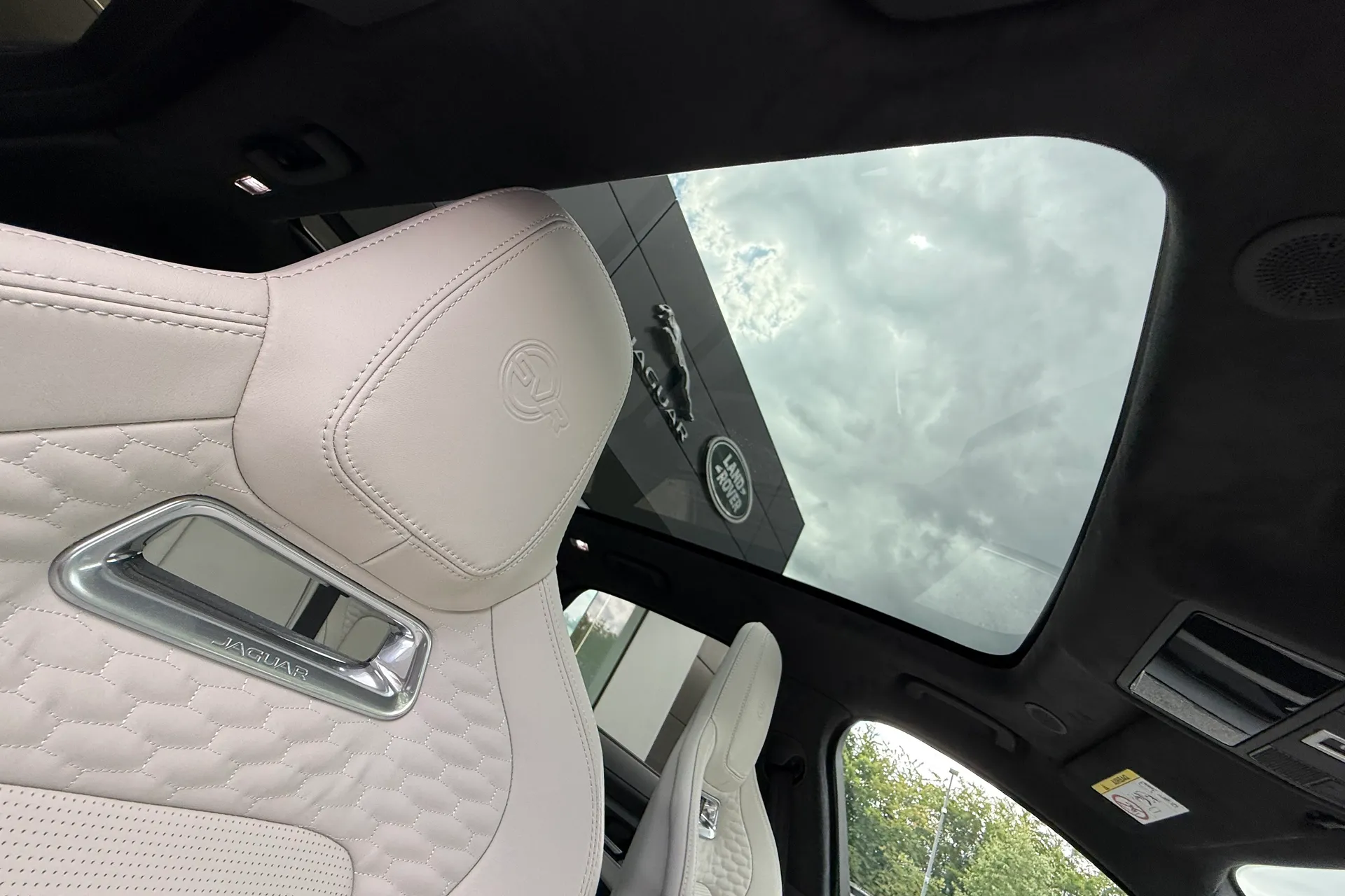 Jaguar F-PACE thumbnail image number 37