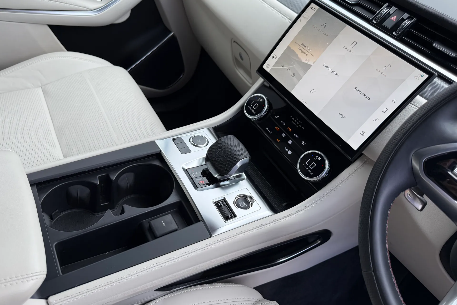 Jaguar F-PACE thumbnail image number 19