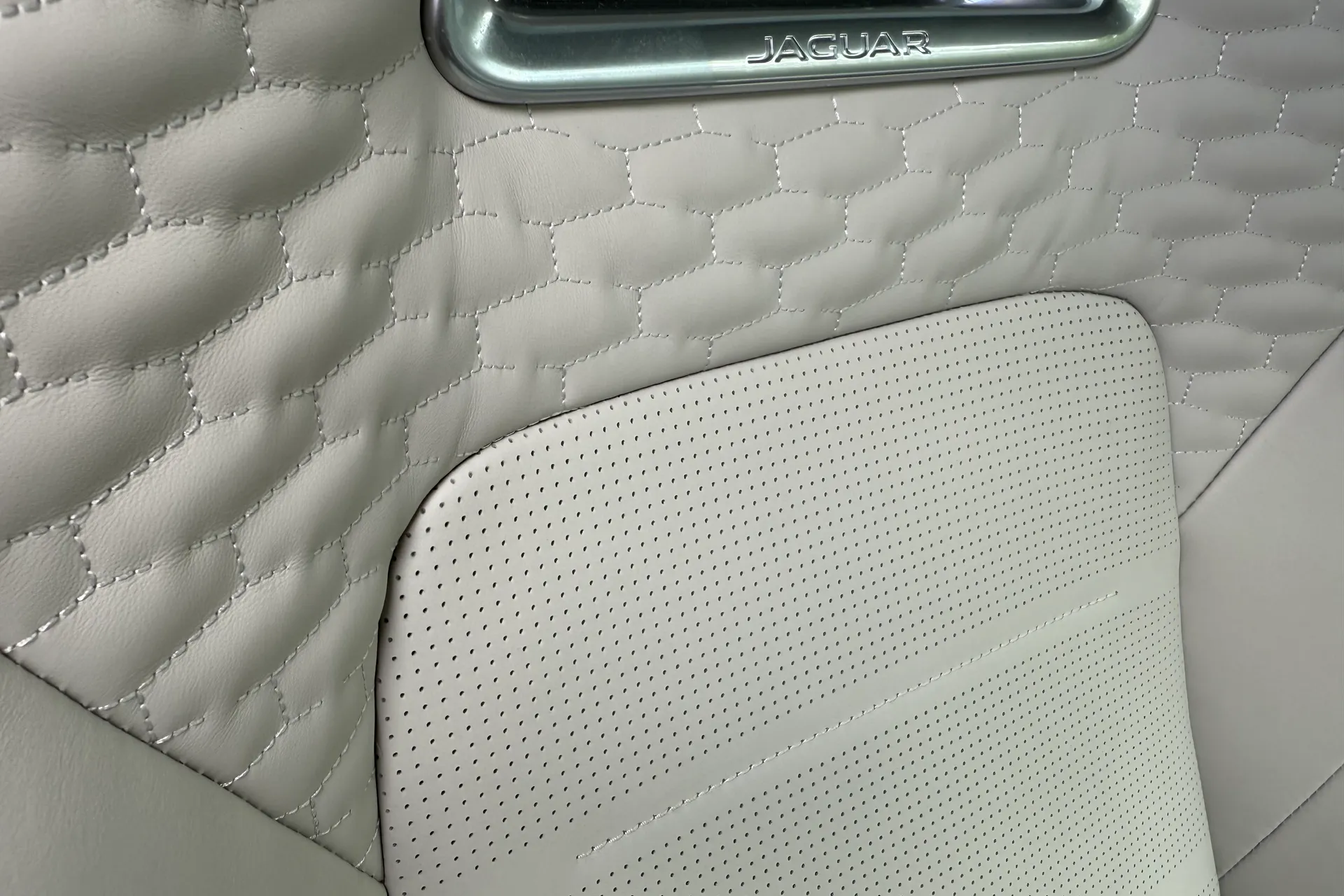 Jaguar F-PACE thumbnail image number 35