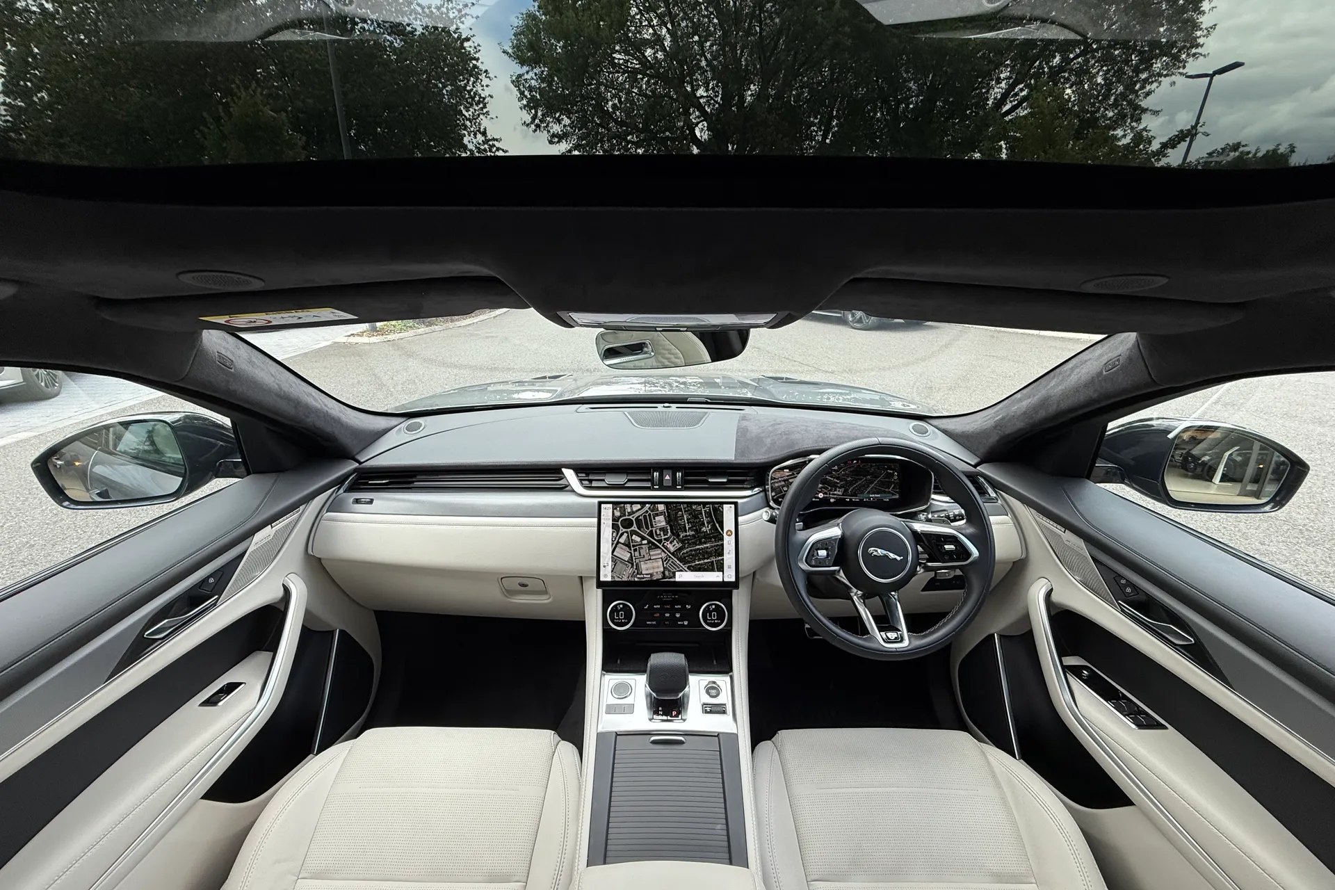 Jaguar F-PACE thumbnail image number 3
