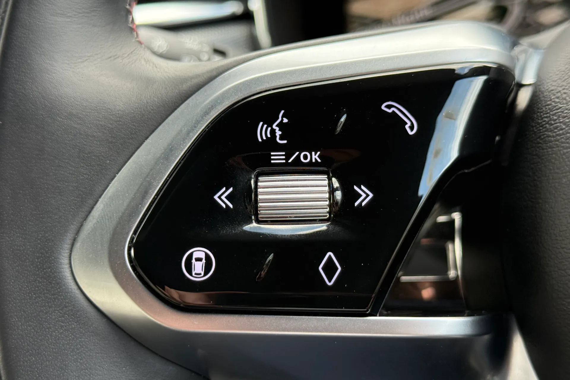 Jaguar F-PACE thumbnail image number 25