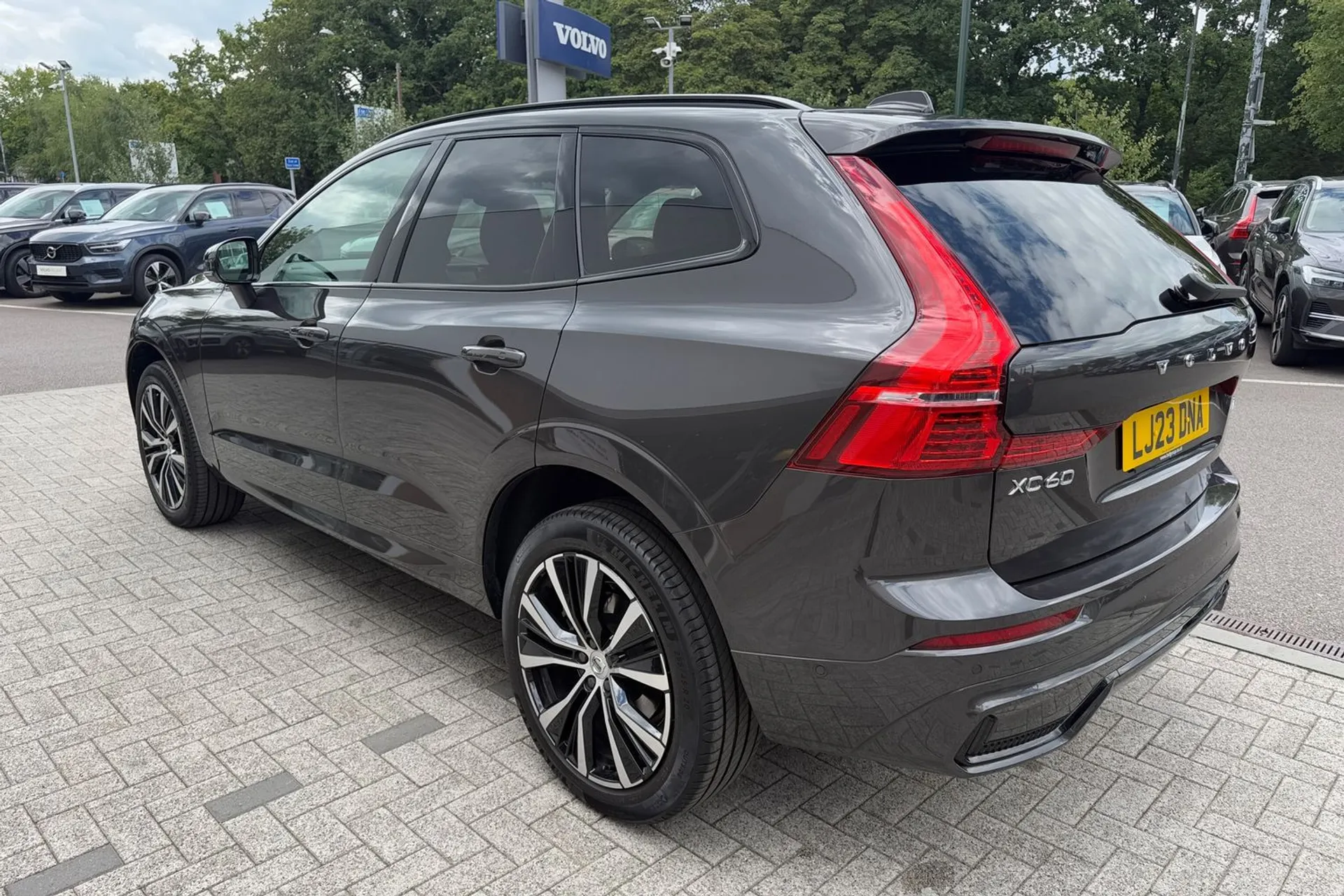 Volvo XC60 thumbnail image number 9