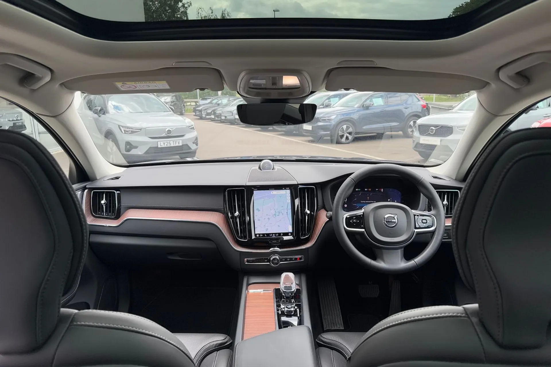 Volvo XC60 thumbnail image number 3