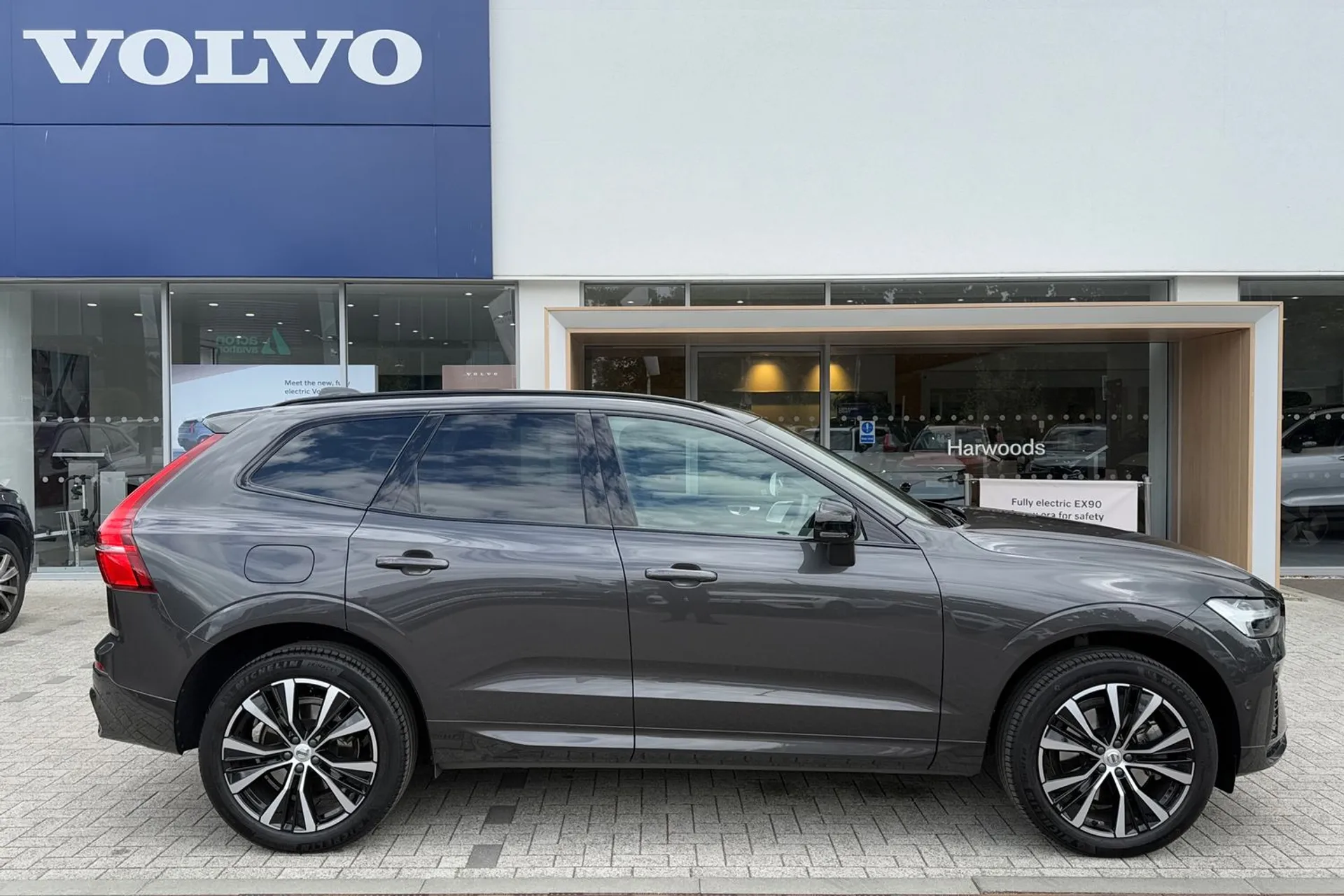 Volvo XC60 thumbnail image number 2