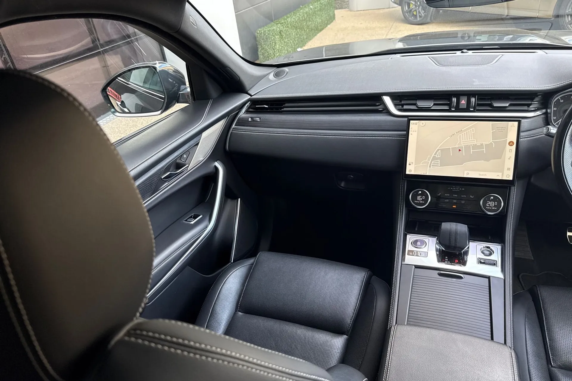 Jaguar F-PACE thumbnail image number 53