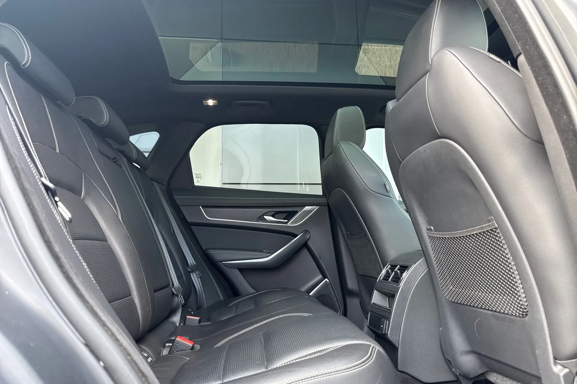 Jaguar F-PACE thumbnail image number 35