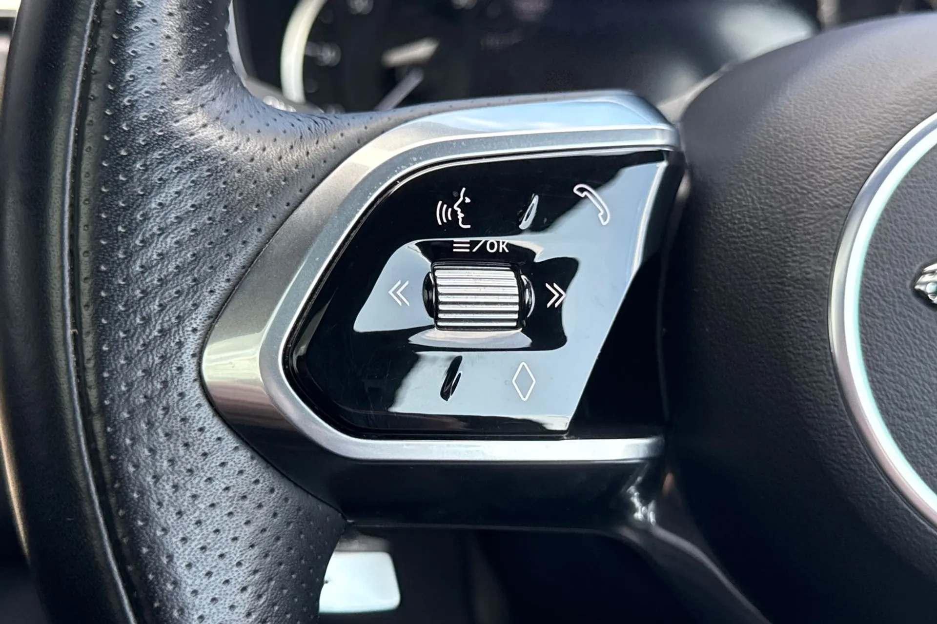 Jaguar F-PACE thumbnail image number 29