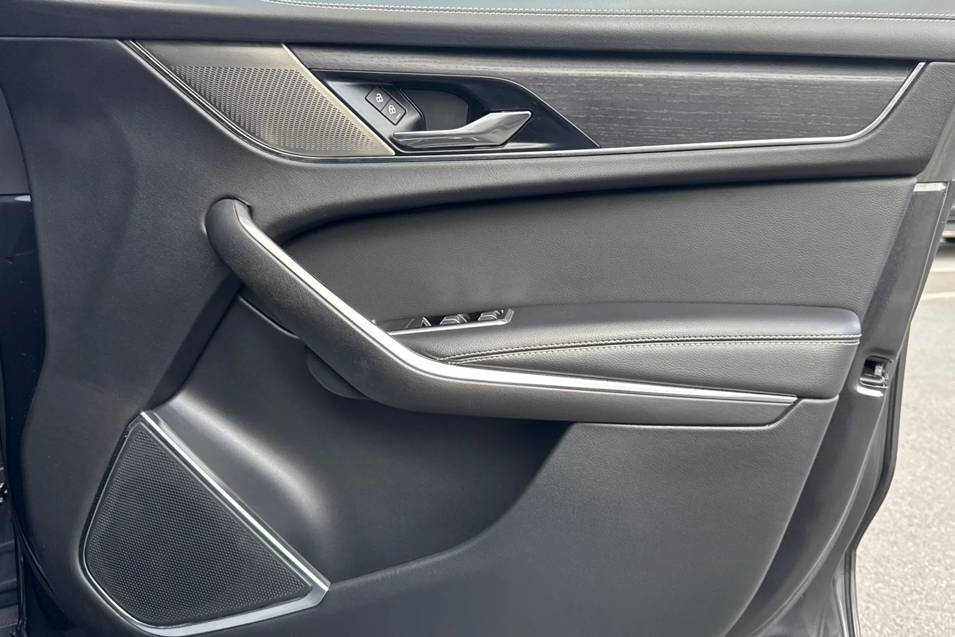 Jaguar F-PACE thumbnail image number 18