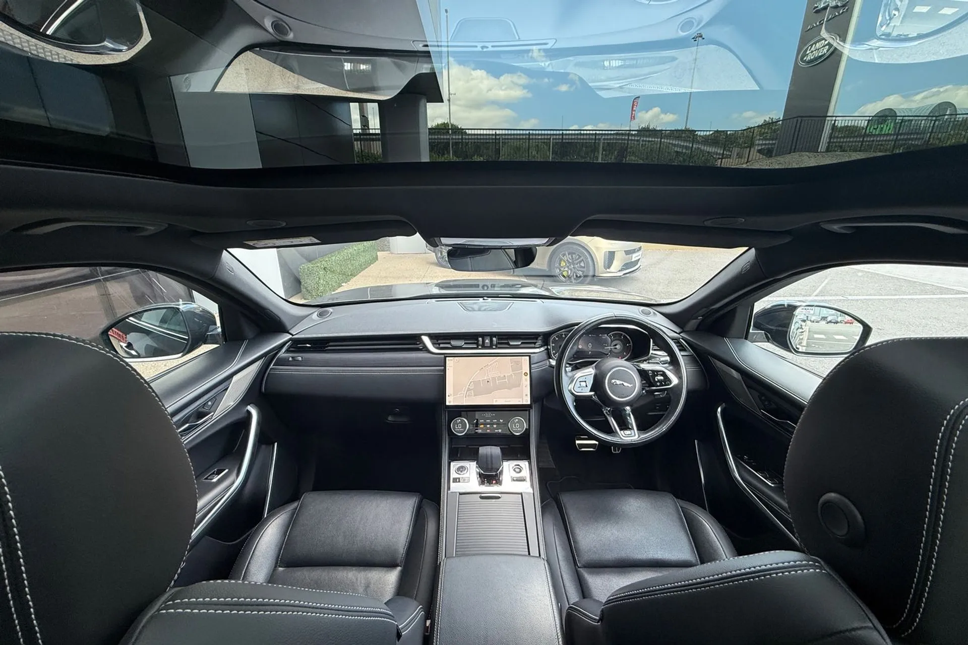 Jaguar F-PACE thumbnail image number 3