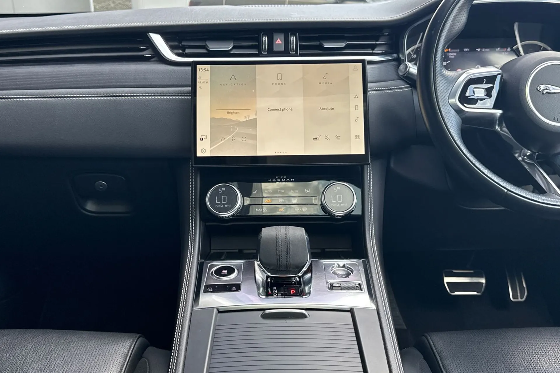 Jaguar F-PACE thumbnail image number 27