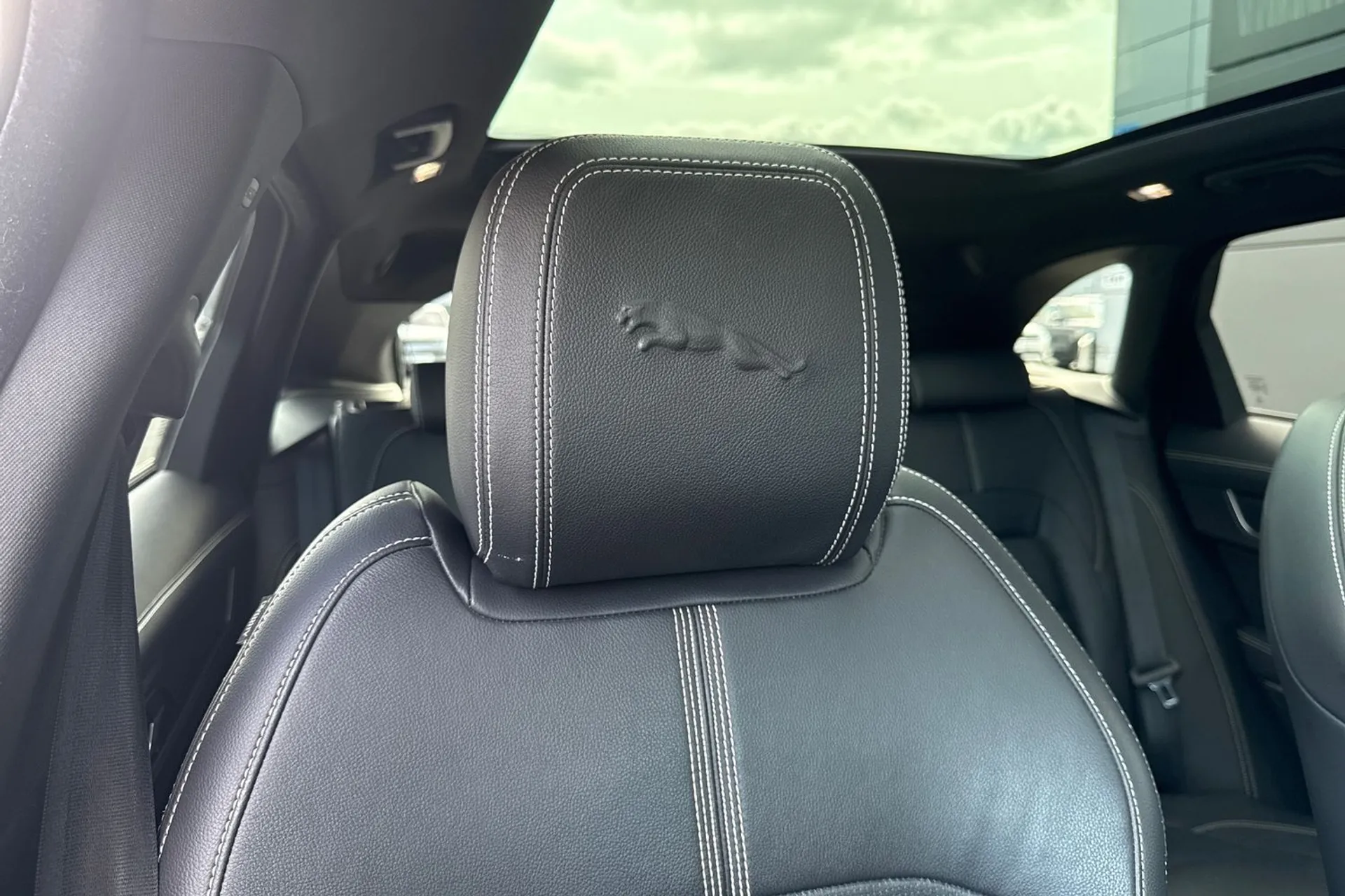 Jaguar F-PACE thumbnail image number 15