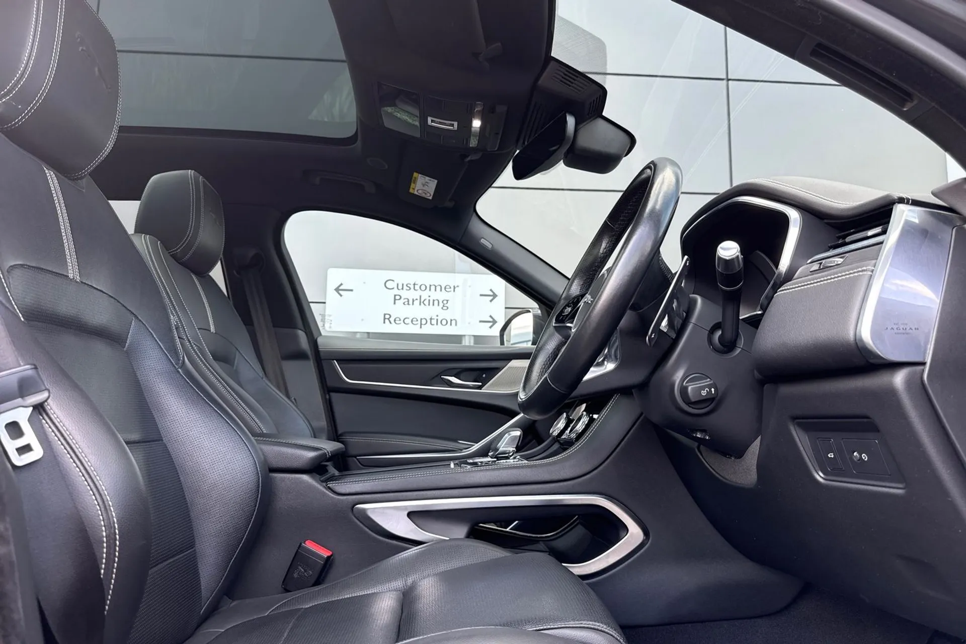 Jaguar F-PACE thumbnail image number 16