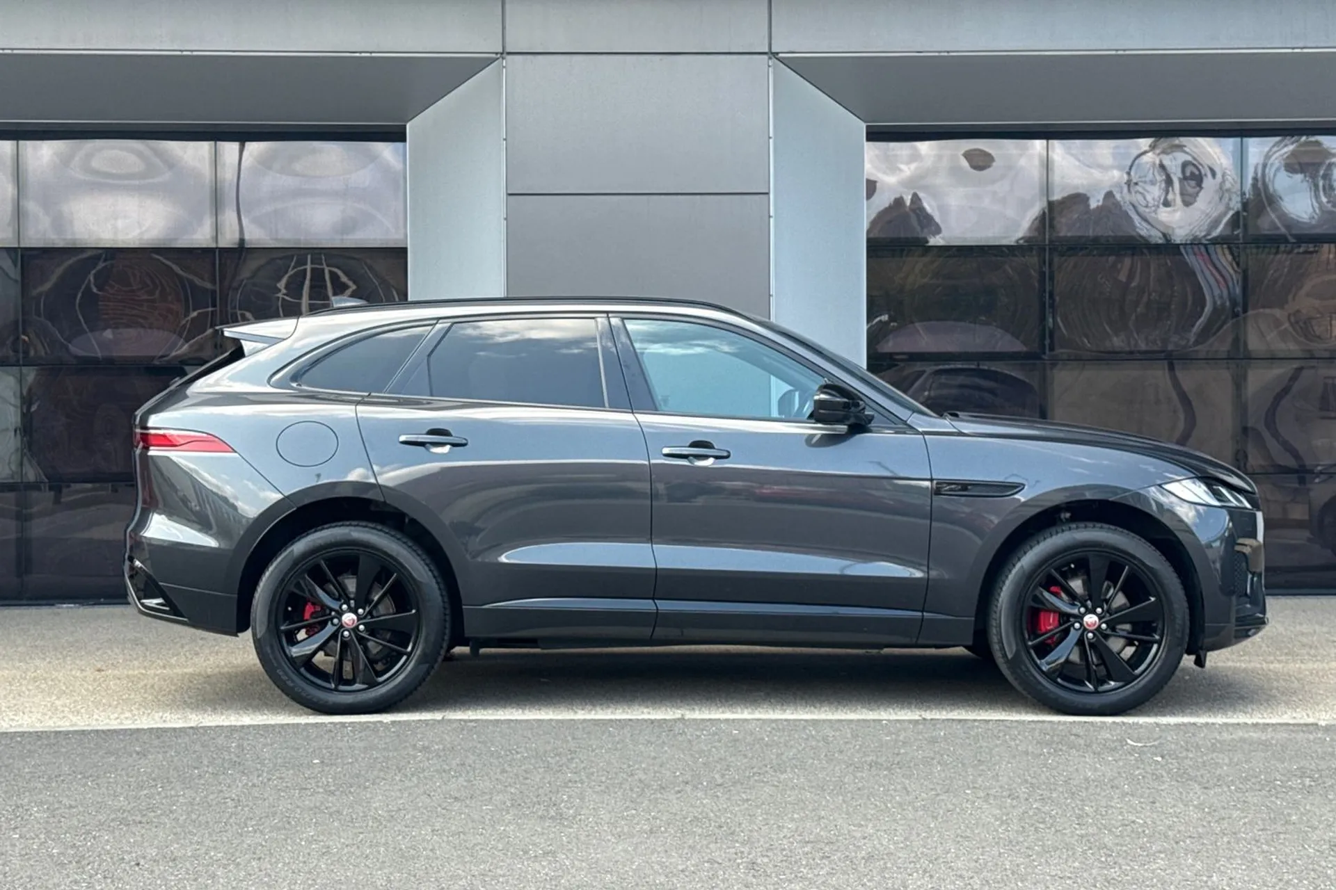 Jaguar F-PACE thumbnail image number 2
