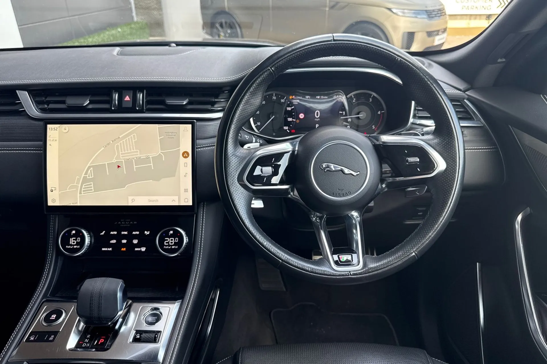 Jaguar F-PACE thumbnail image number 25