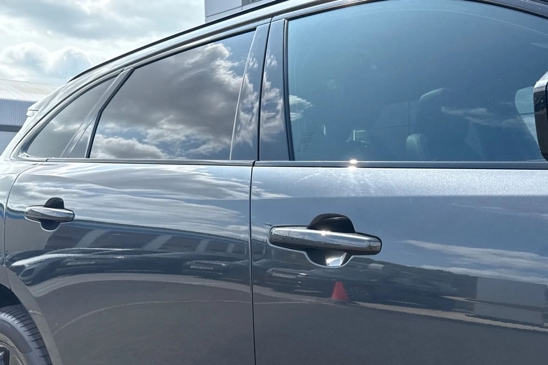 Jaguar F-PACE thumbnail image number 32