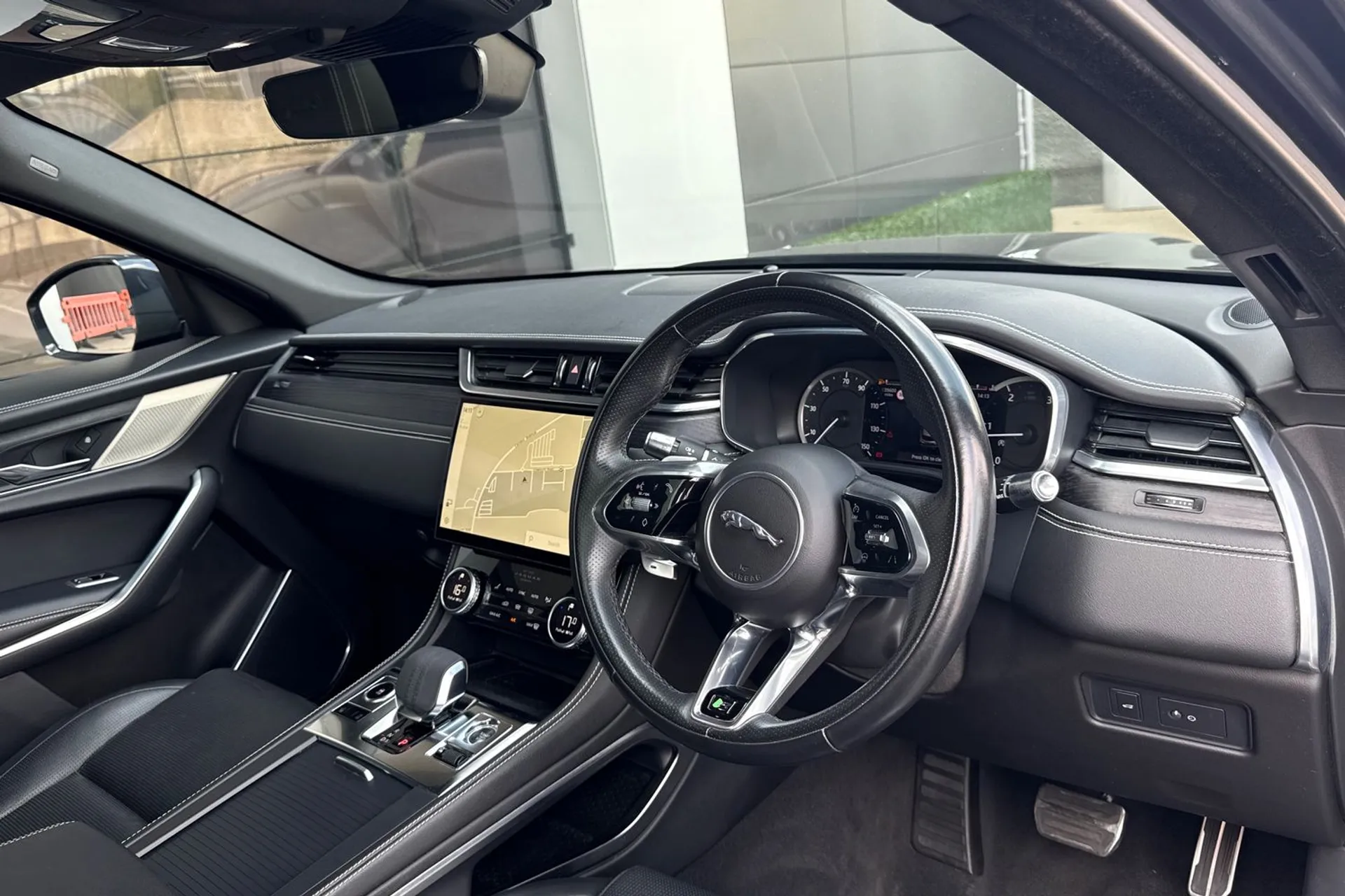 Jaguar F-PACE thumbnail image number 17