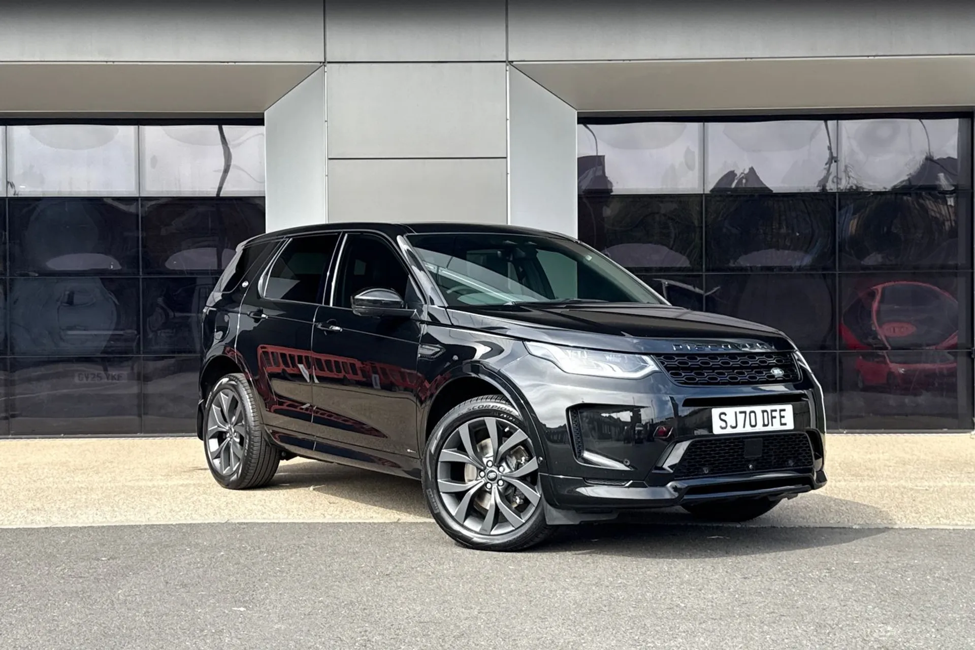LAND ROVER DISCOVERY SPORT focused image