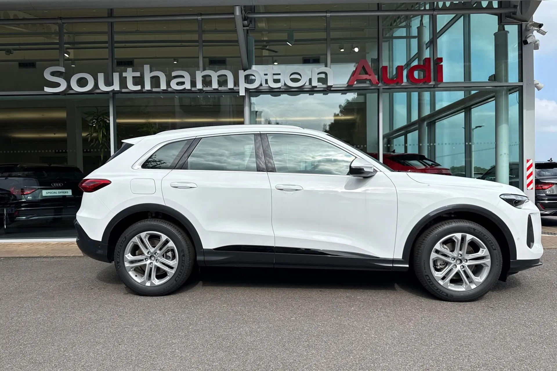 Audi Q5 thumbnail image number 2