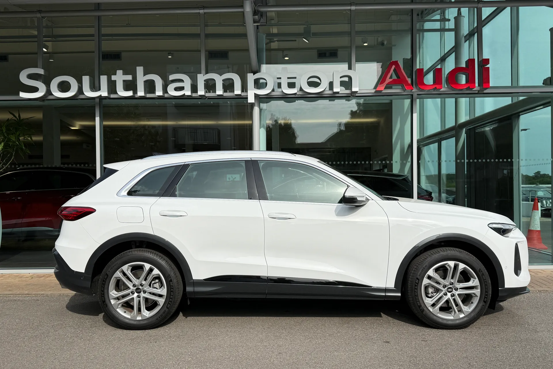 Audi Q5 thumbnail image number 2