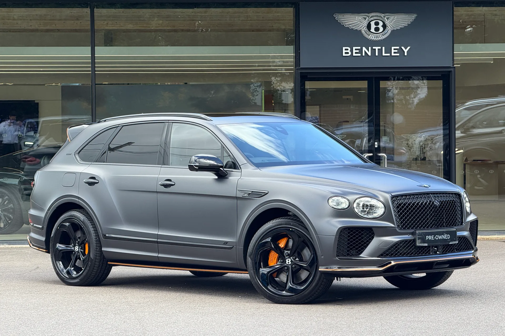 Bentley BENTAYGA focused image
