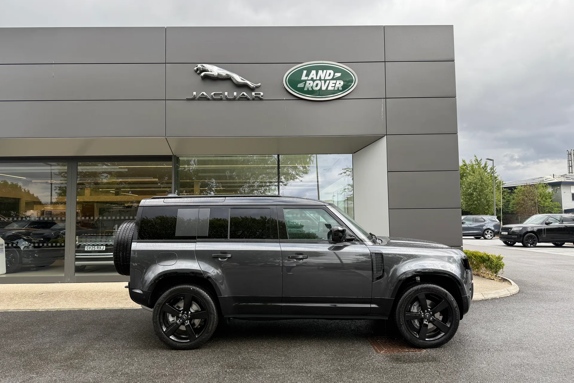 LAND ROVER DEFENDER thumbnail image number 2