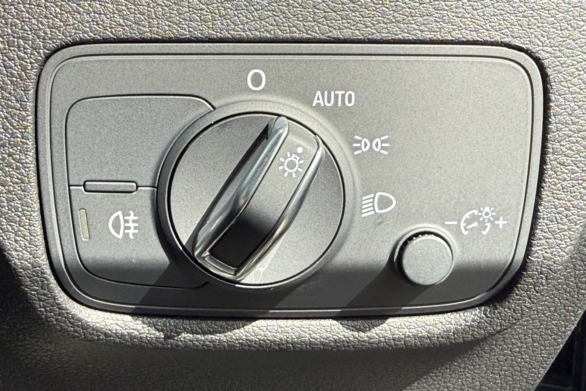 Audi Q2 thumbnail image number 24