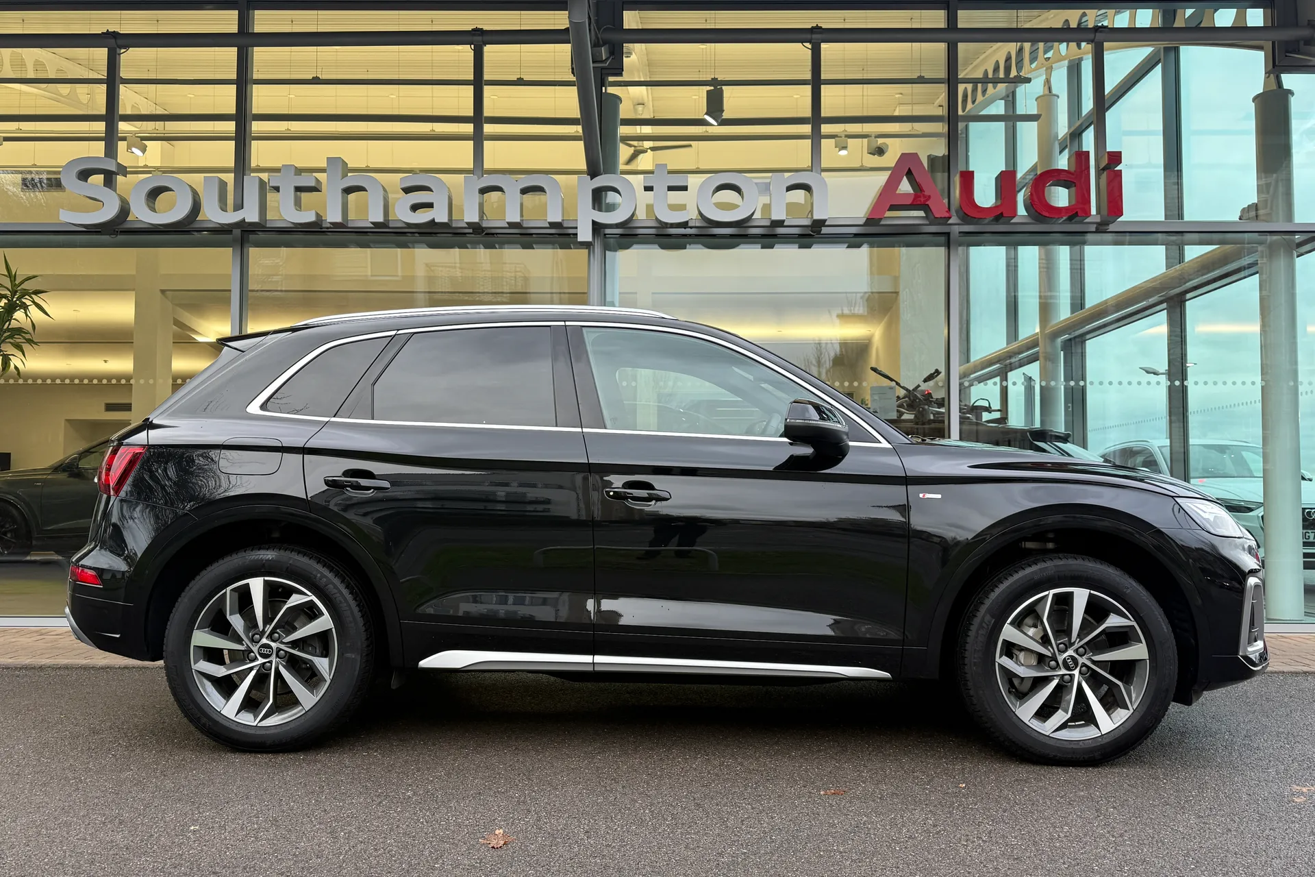 Audi Q5 thumbnail image number 2