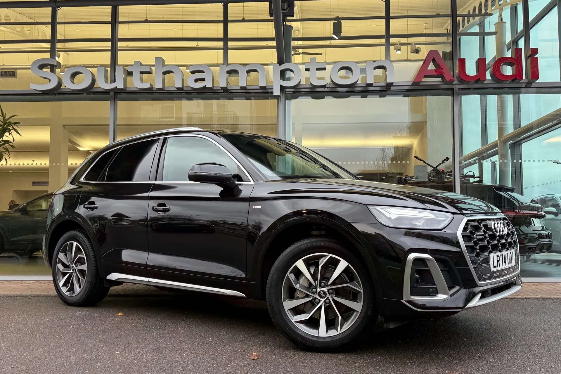 Audi Q5 focused image