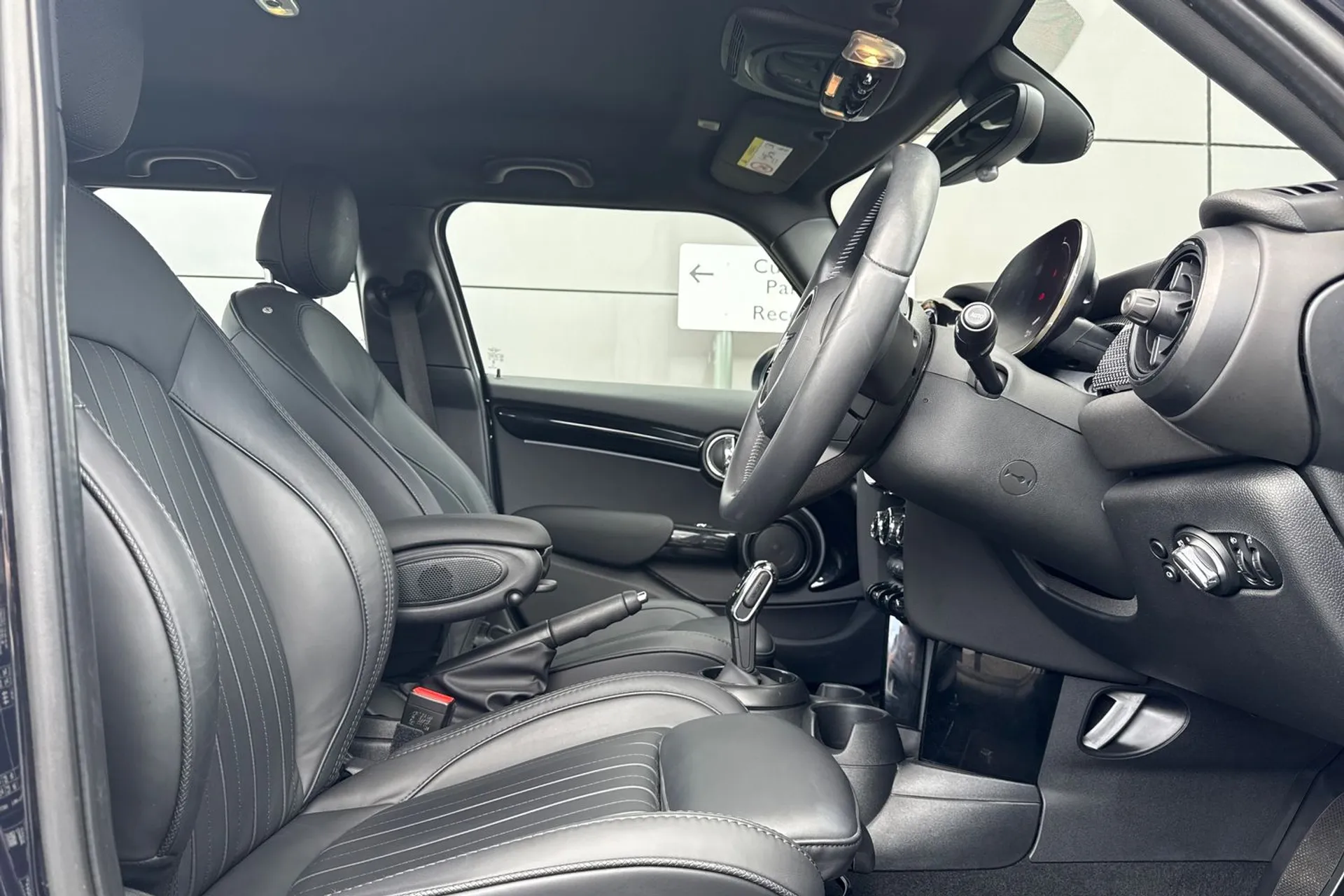 MINI COOPER EXCLUSIVE AUTO thumbnail image number 16