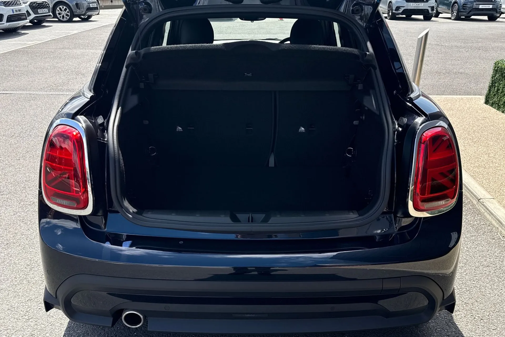 MINI COOPER EXCLUSIVE AUTO thumbnail image number 28