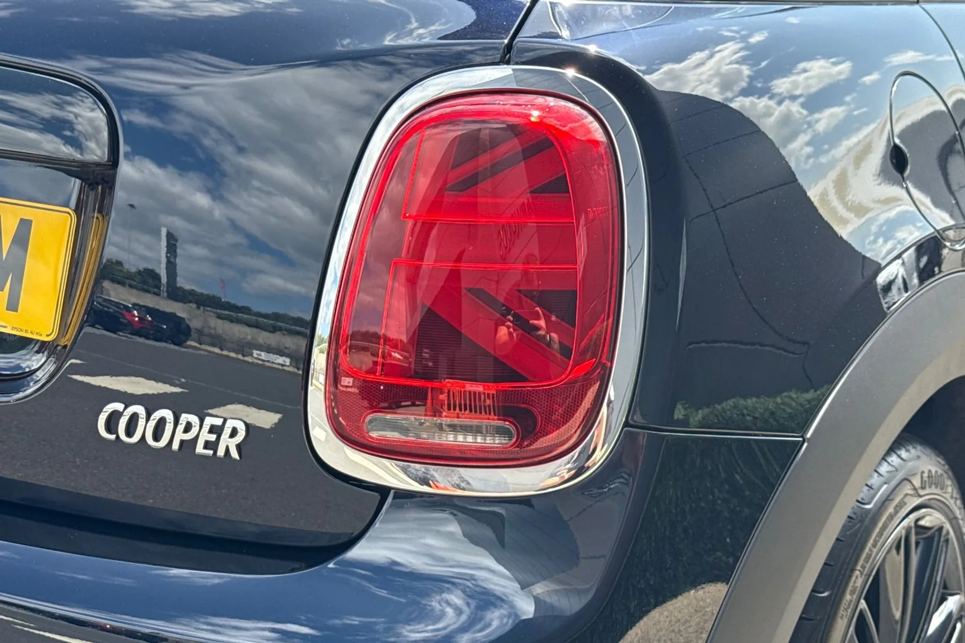 MINI COOPER EXCLUSIVE AUTO thumbnail image number 25