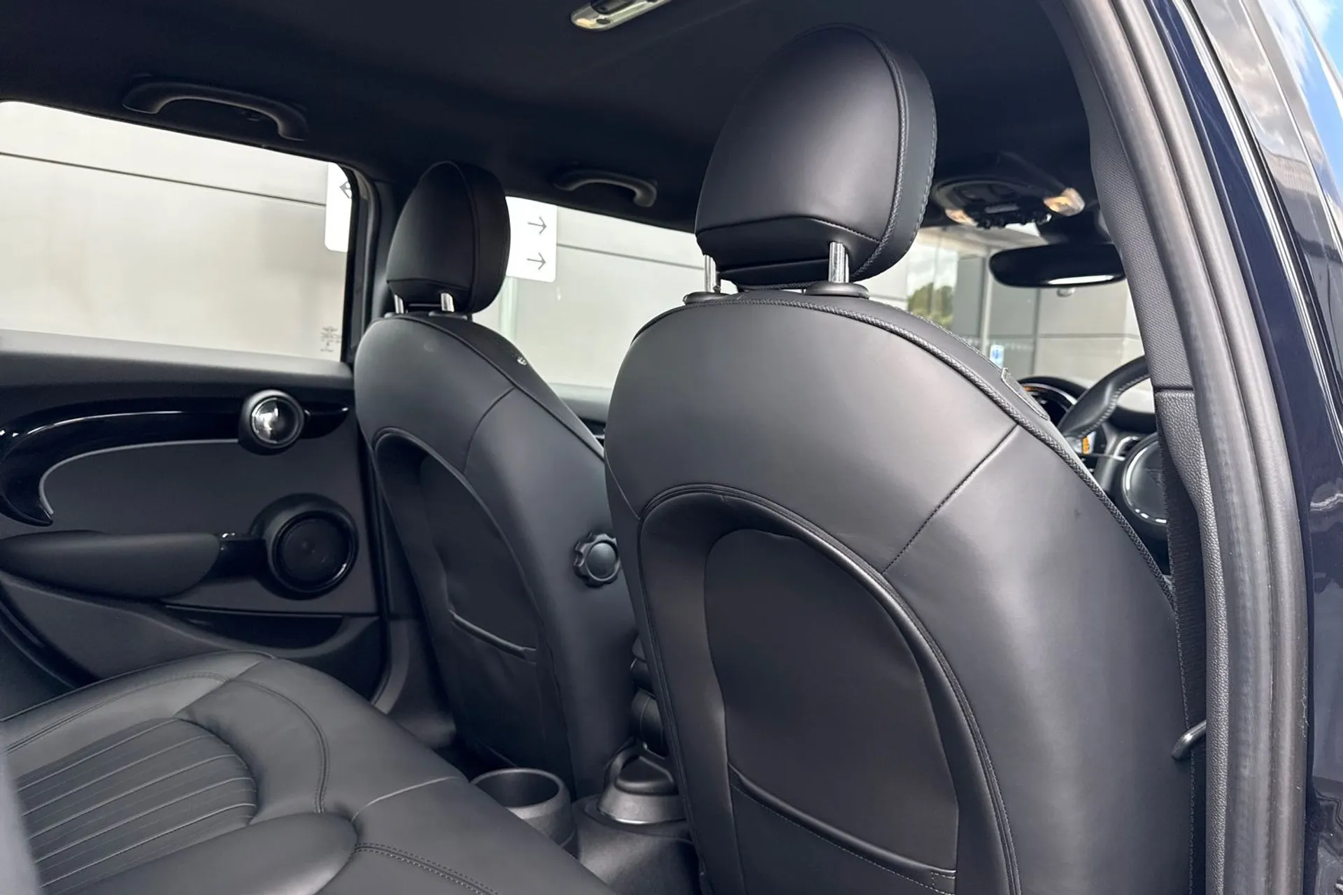 MINI COOPER EXCLUSIVE AUTO thumbnail image number 31