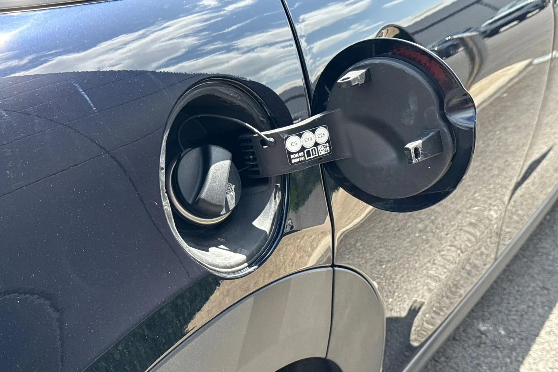 MINI COOPER EXCLUSIVE AUTO thumbnail image number 27