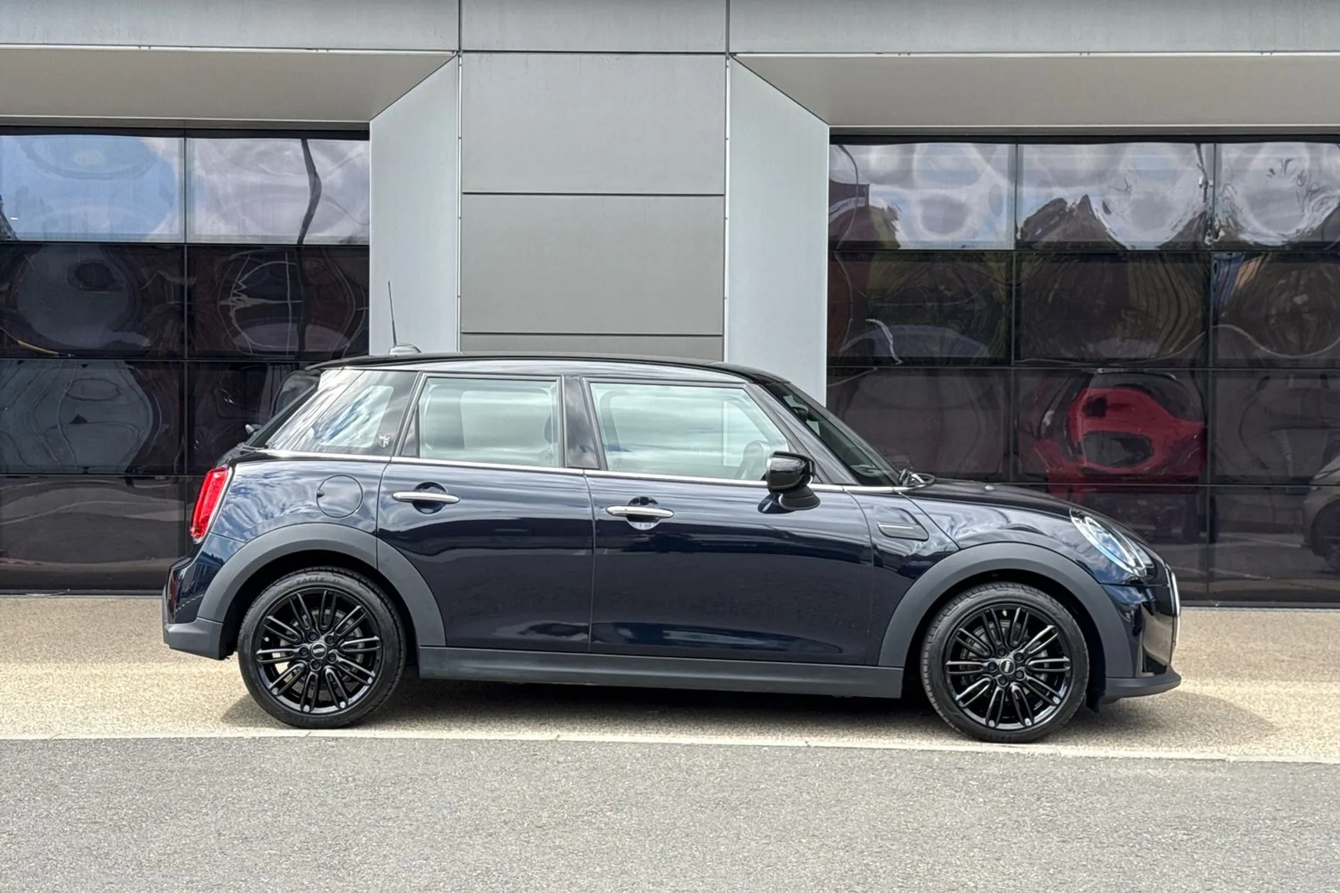 MINI COOPER EXCLUSIVE AUTO thumbnail image number 2