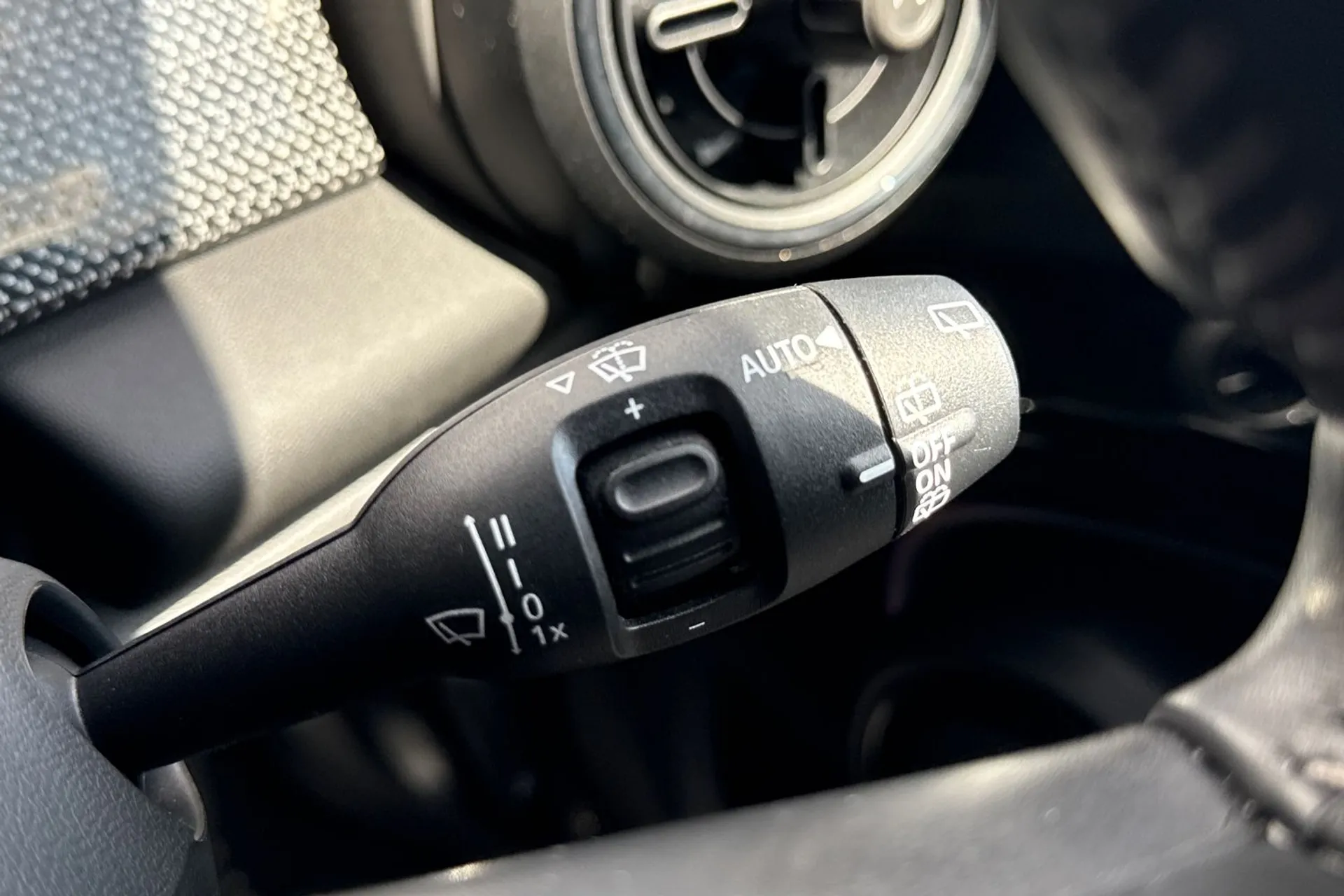 MINI COOPER EXCLUSIVE AUTO thumbnail image number 57