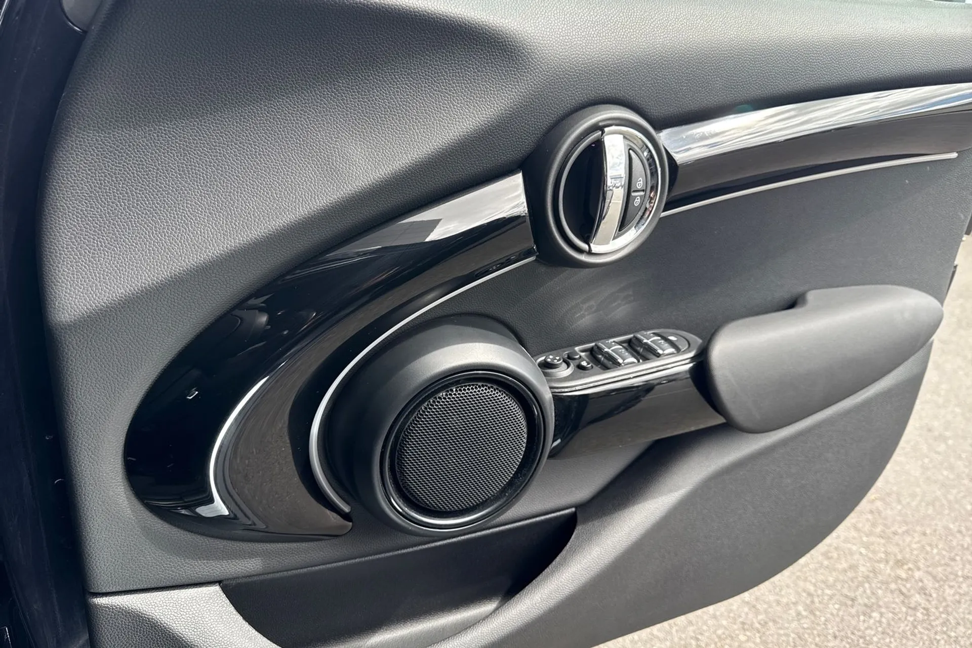 MINI COOPER EXCLUSIVE AUTO thumbnail image number 53