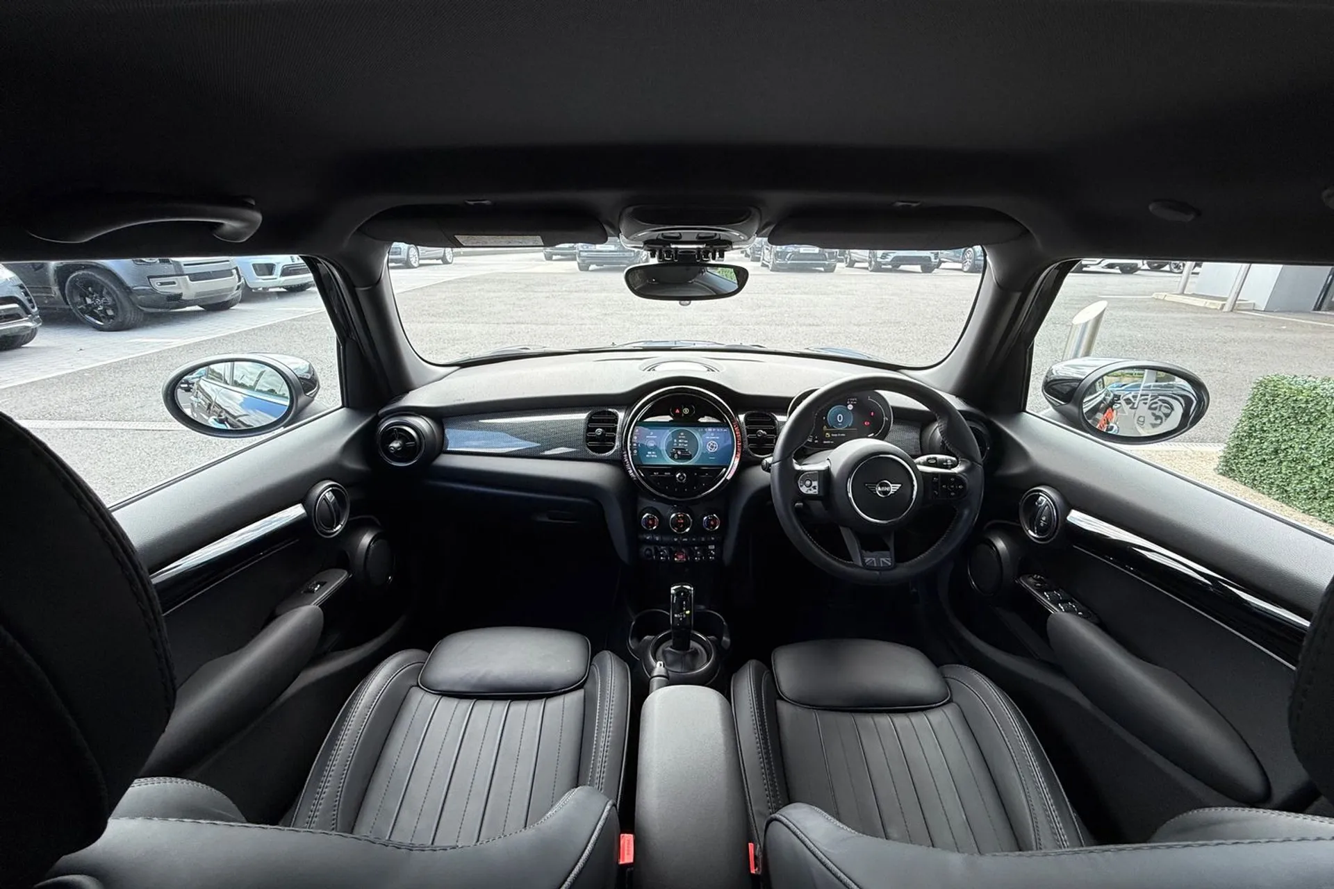 MINI COOPER EXCLUSIVE AUTO thumbnail image number 3