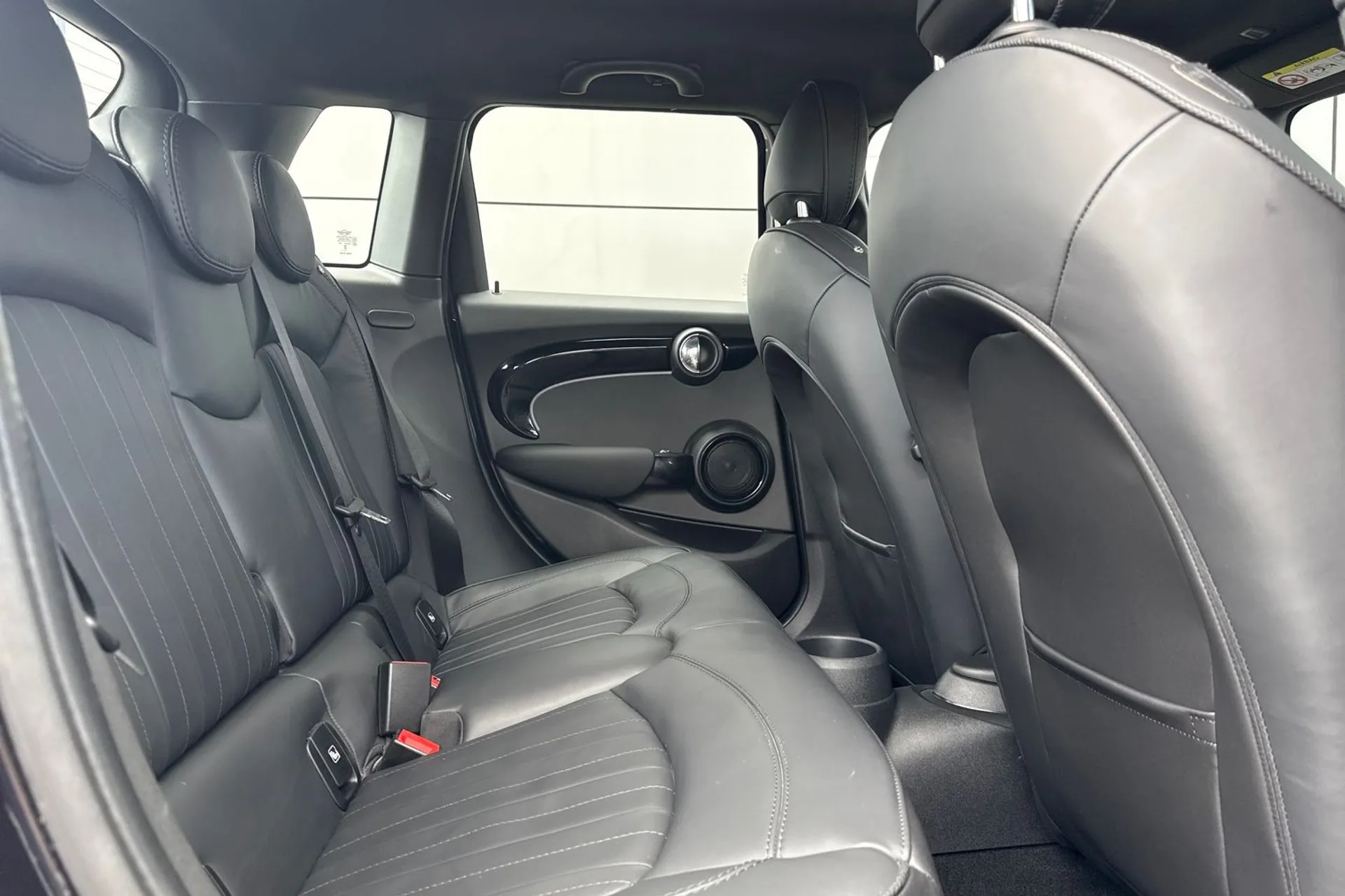 MINI COOPER EXCLUSIVE AUTO thumbnail image number 17