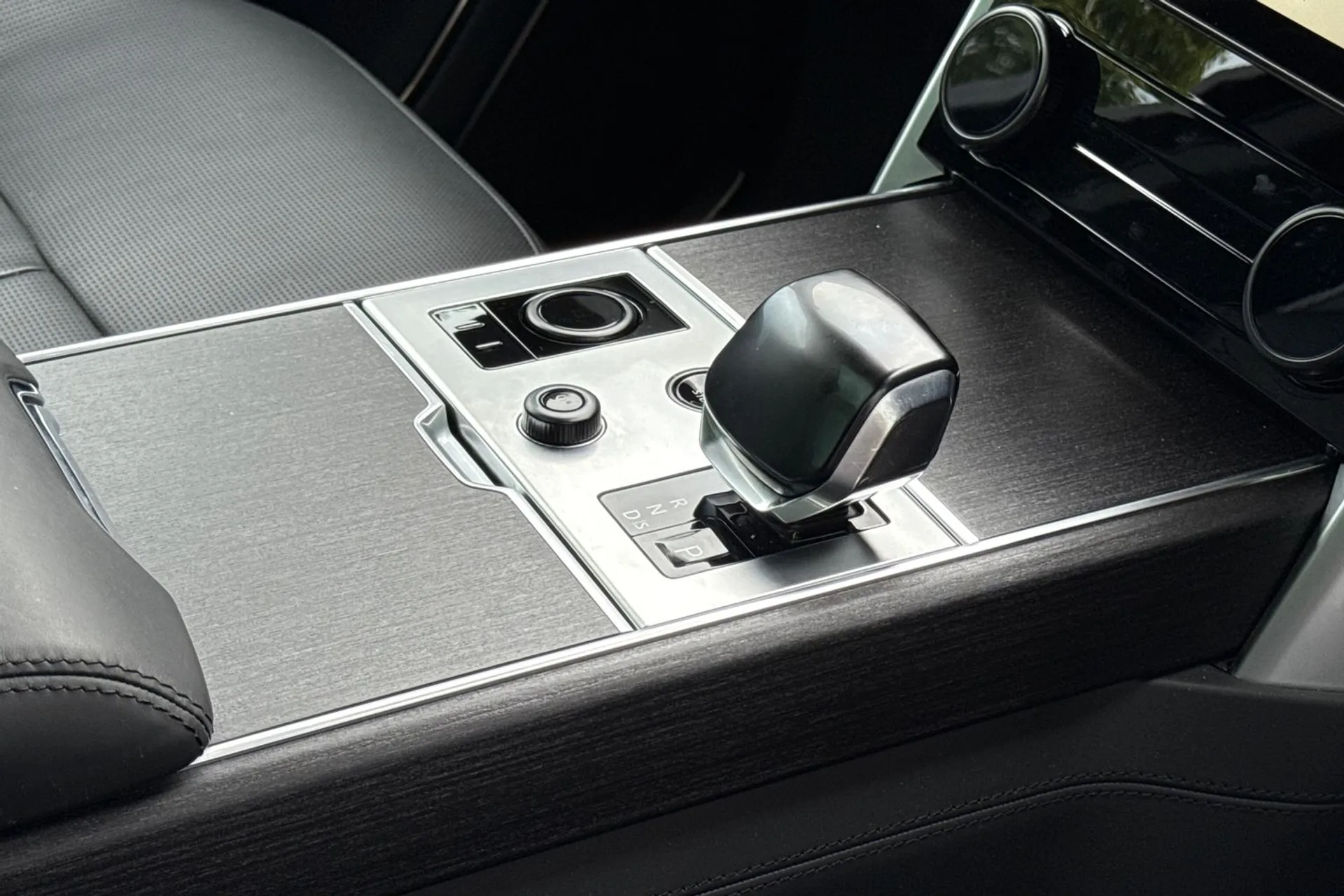 LAND ROVER RANGE ROVER thumbnail image number 24