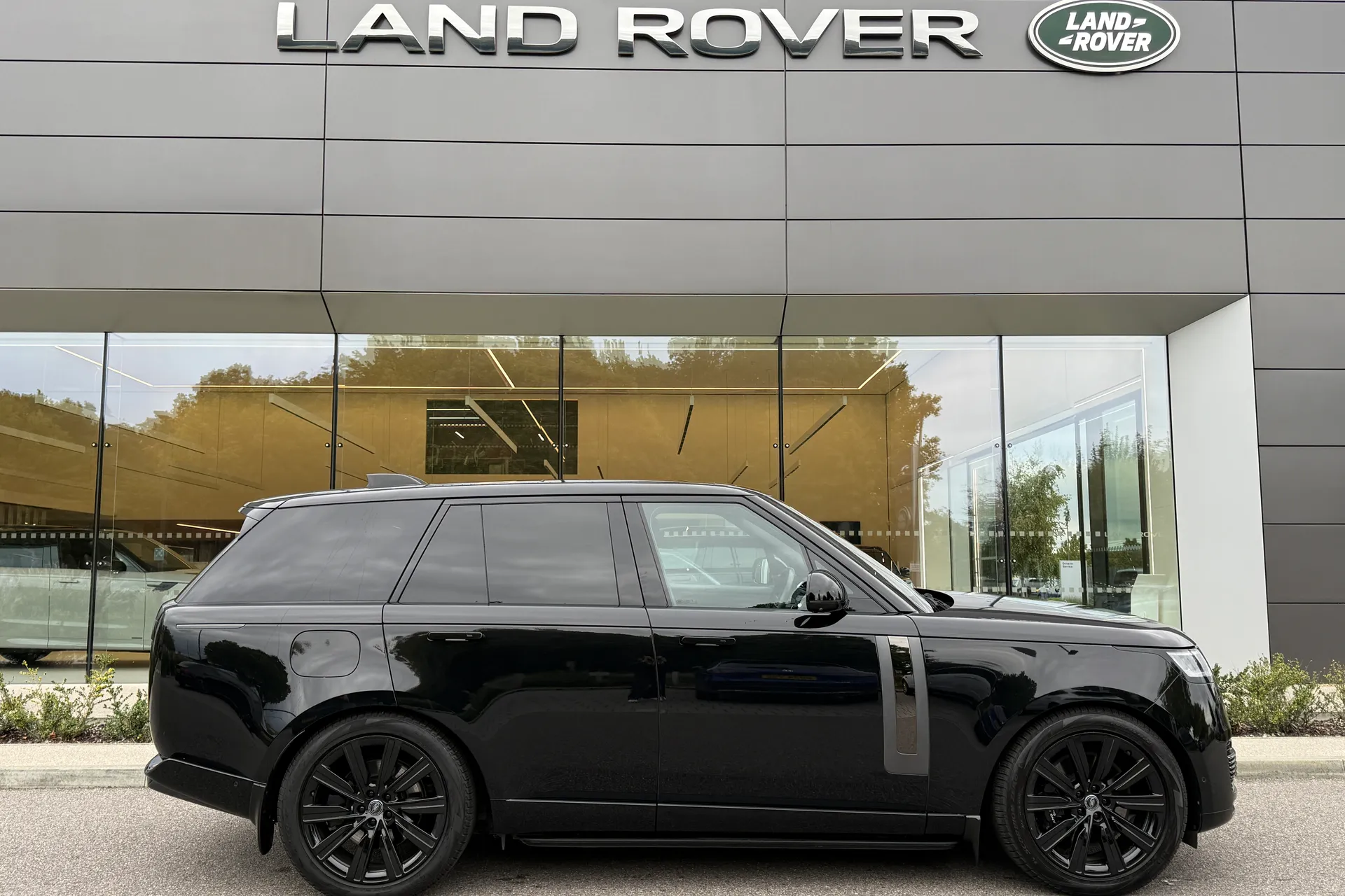 LAND ROVER RANGE ROVER thumbnail image number 2