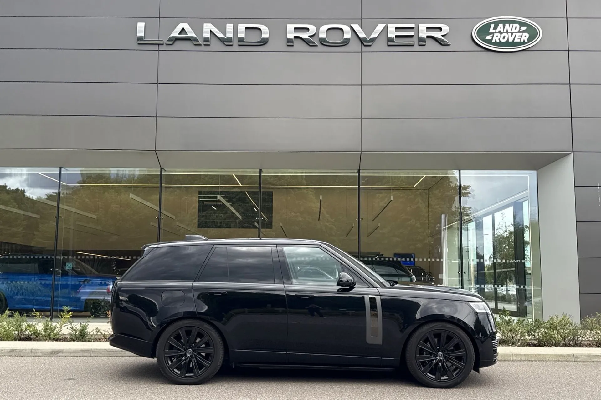 LAND ROVER RANGE ROVER thumbnail image number 2
