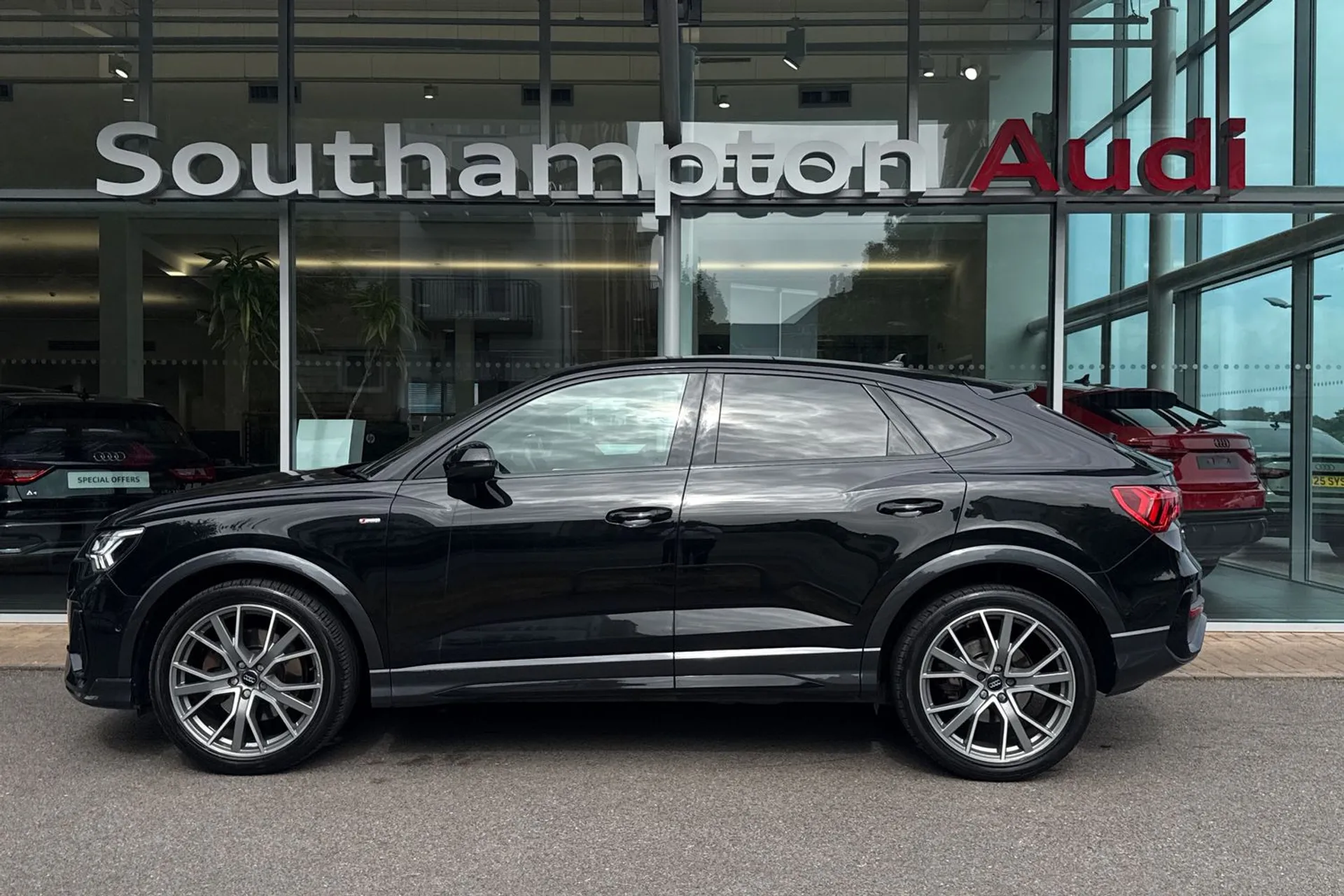 Audi Q3 thumbnail image number 11