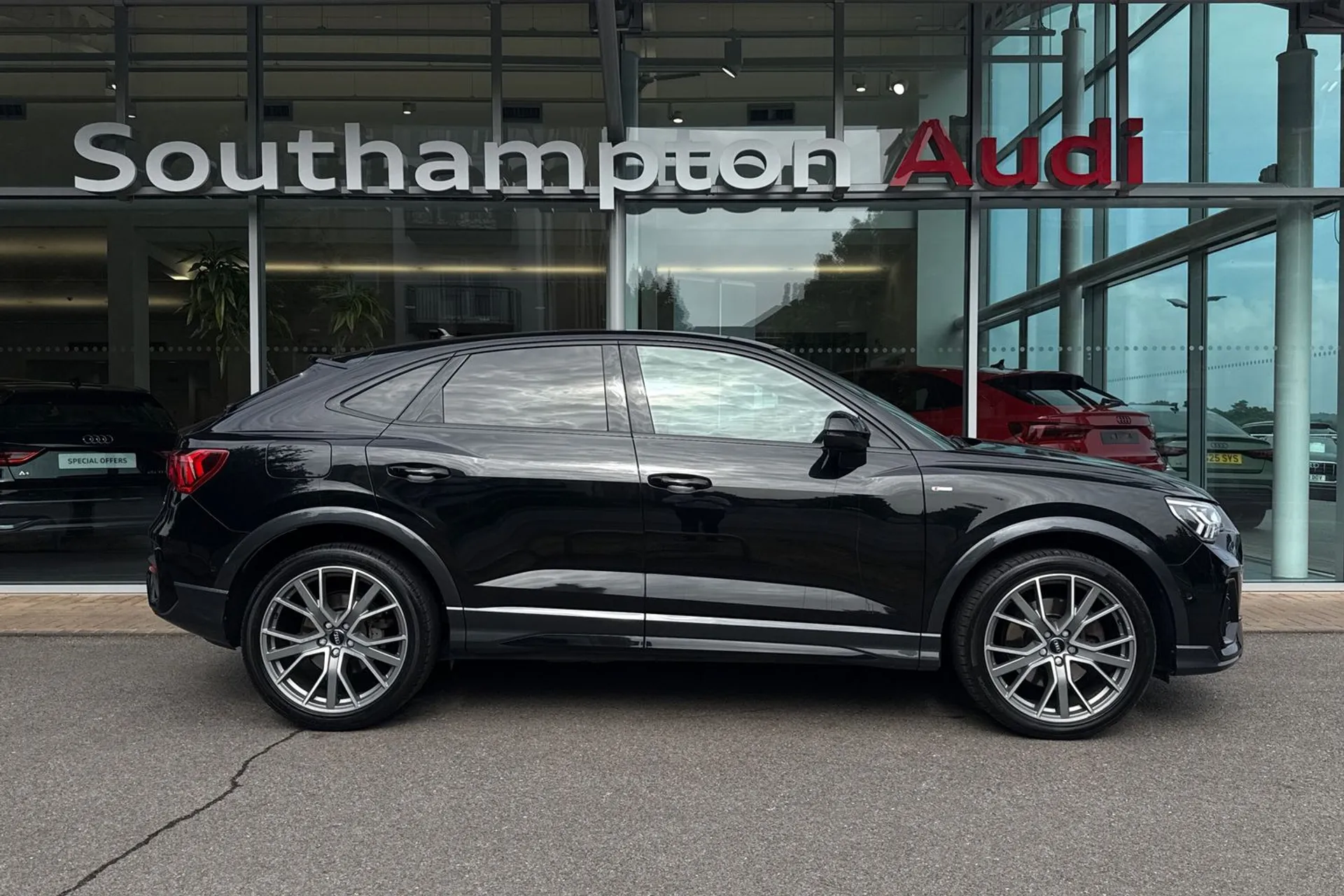 Audi Q3 thumbnail image number 2