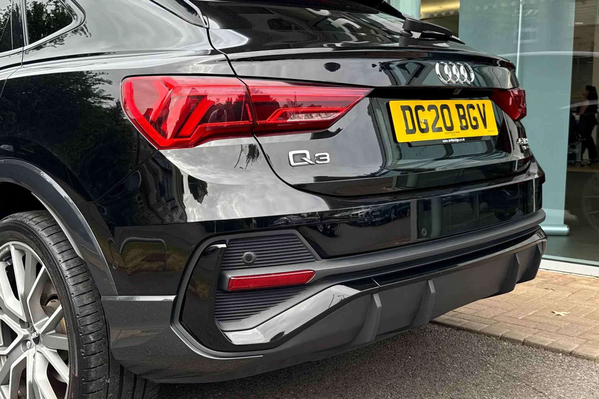 Audi Q3 thumbnail image number 16